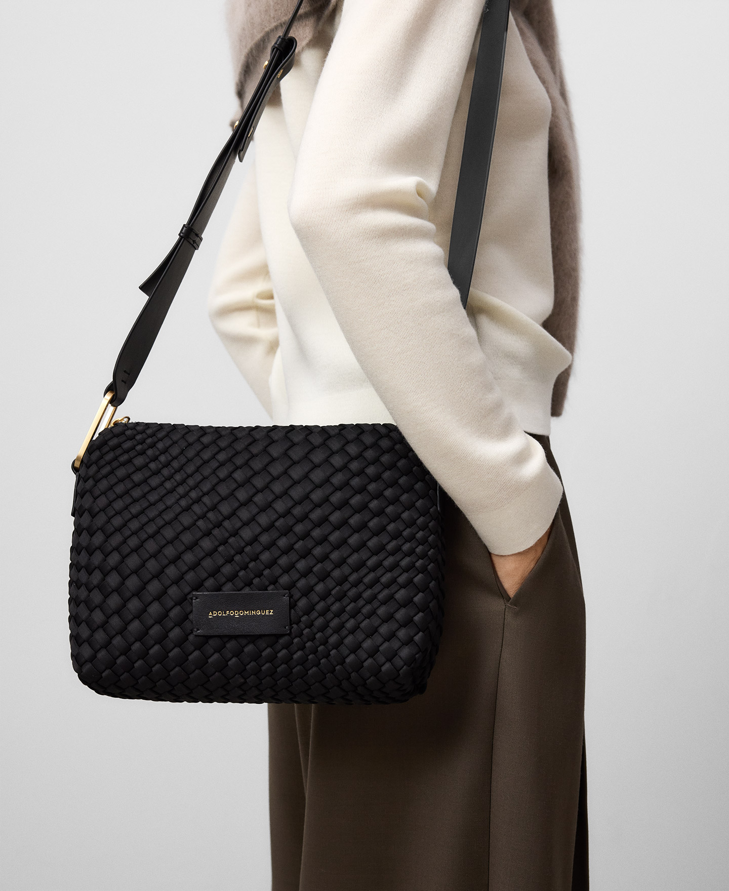 Braided fabric medium crossbody woman image number 4