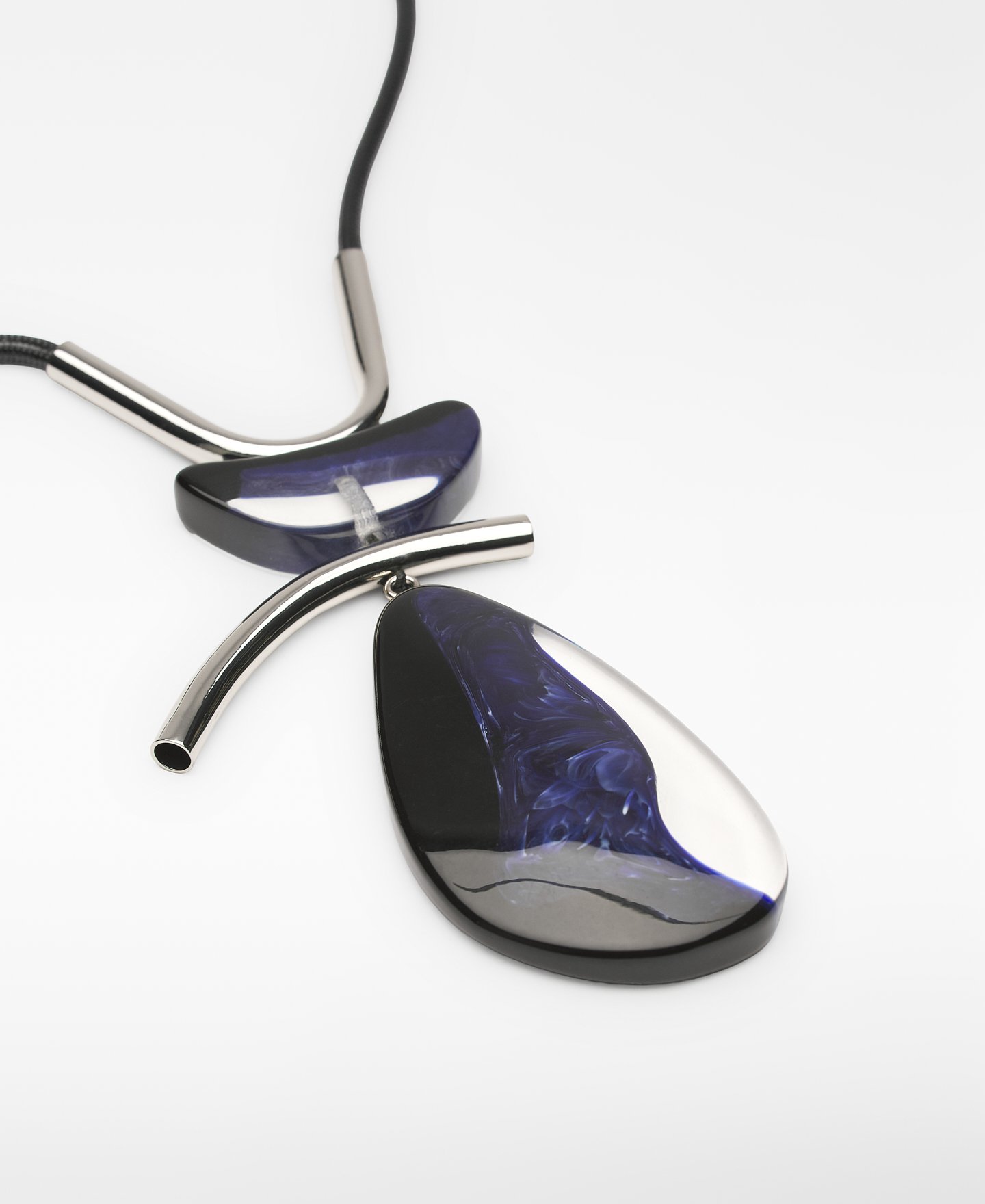 Halskette mit beweglichen Elementen, dreifarbig, aus Harz image number 1