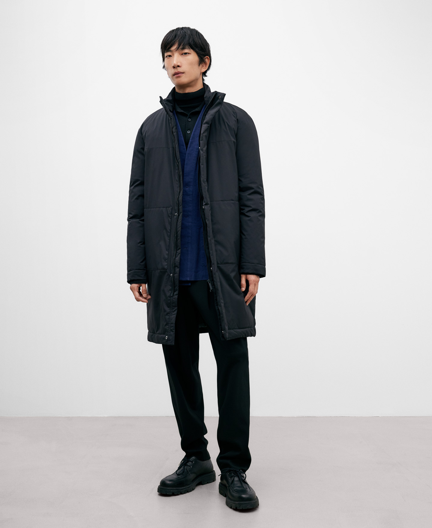 Parka larga negra tejido nailon hombre image number 1