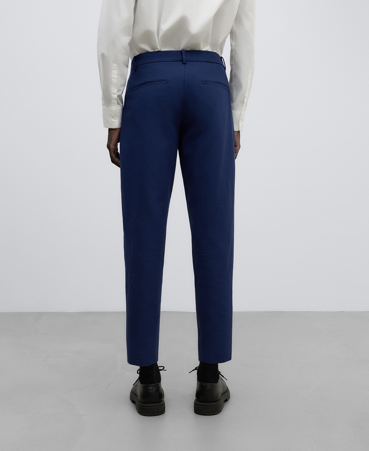 Pantalón en lino y algodón azul hombre image number 2