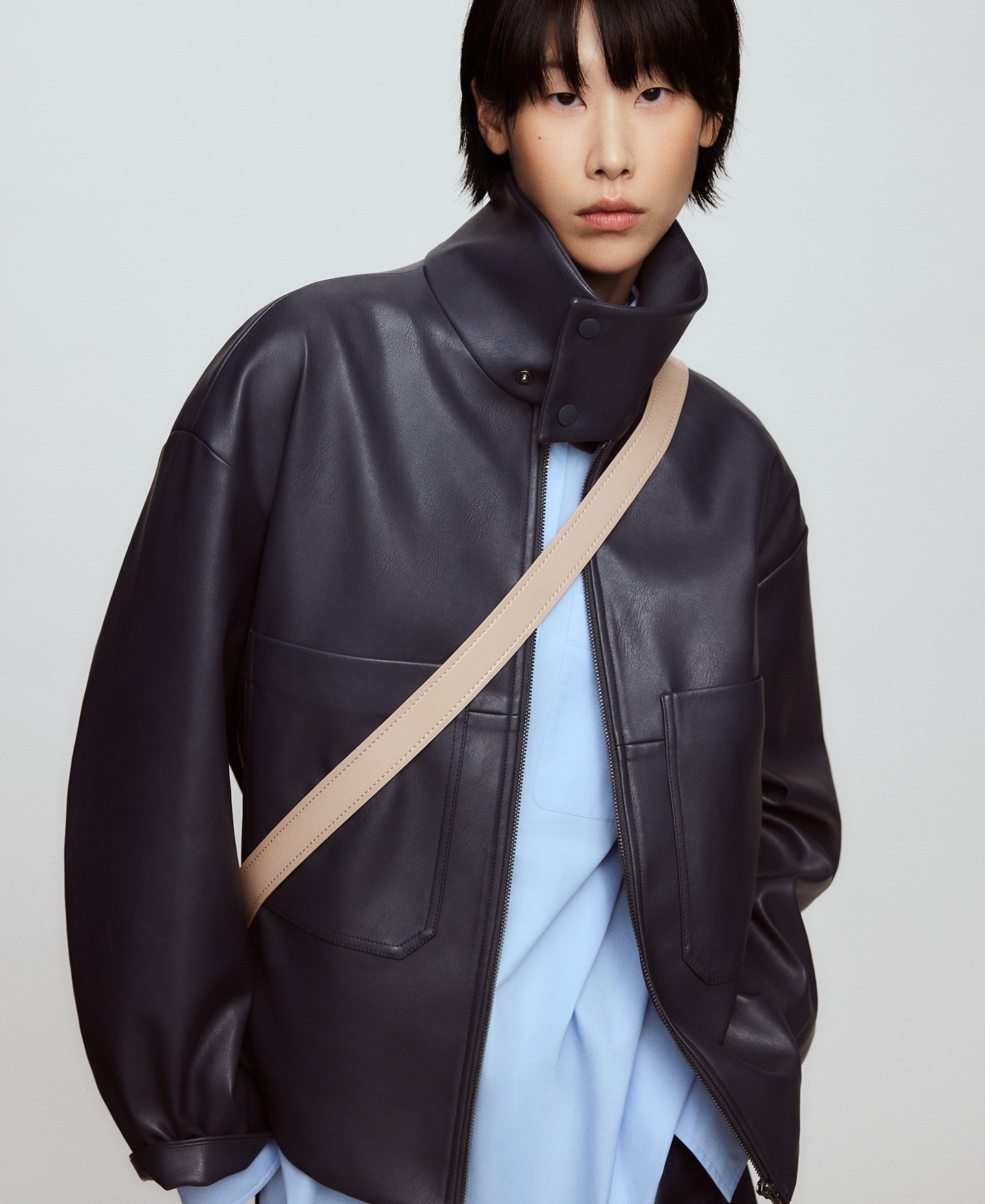 Bandolera peque&ntilde;a Mica textura charol image number 4