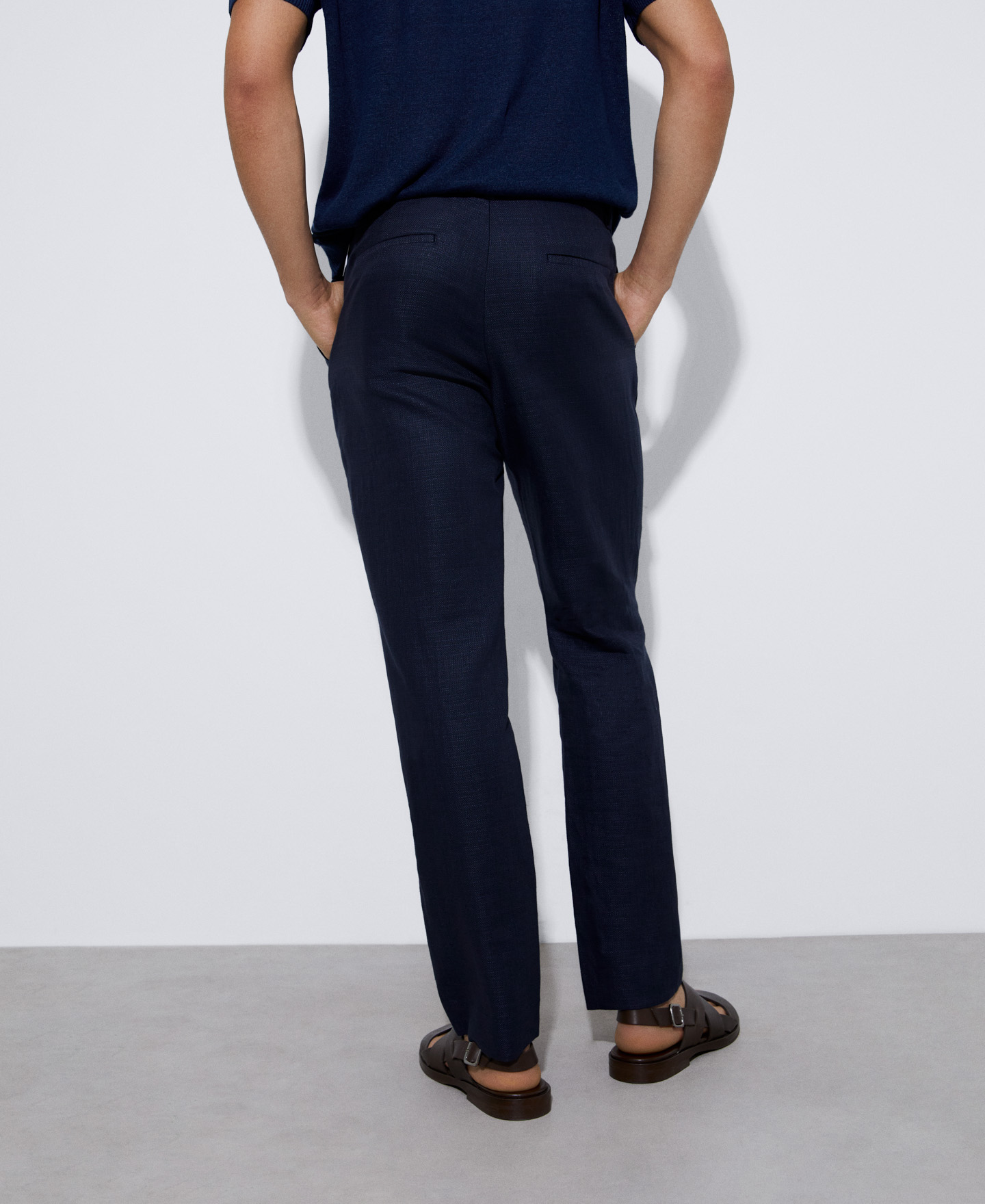 Pantalón chino en lino europeo y algodón image number 2