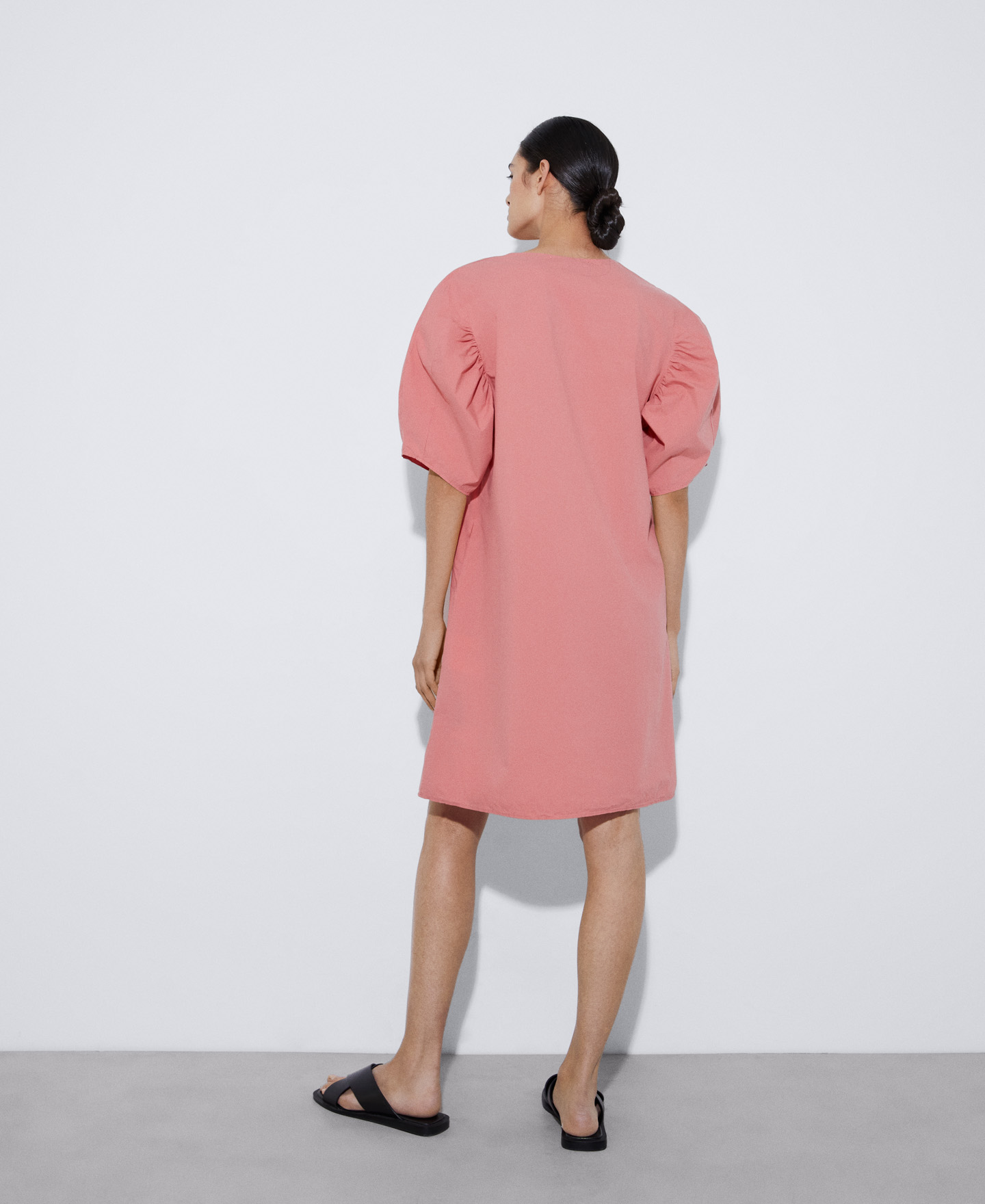 Short dress with puffed sleeves image number 2