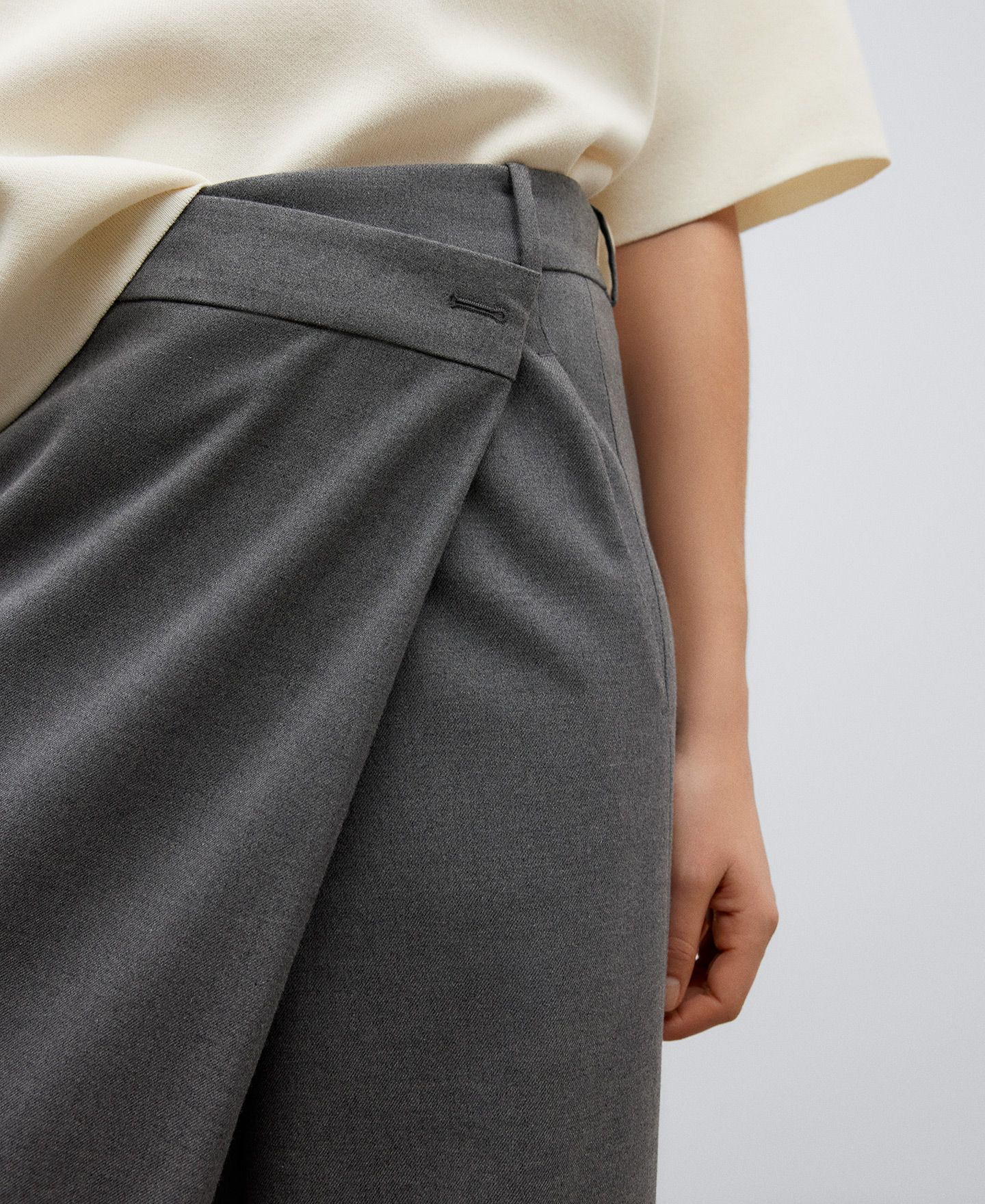 Pantalón sastre asimétrico gris mujer image number 3