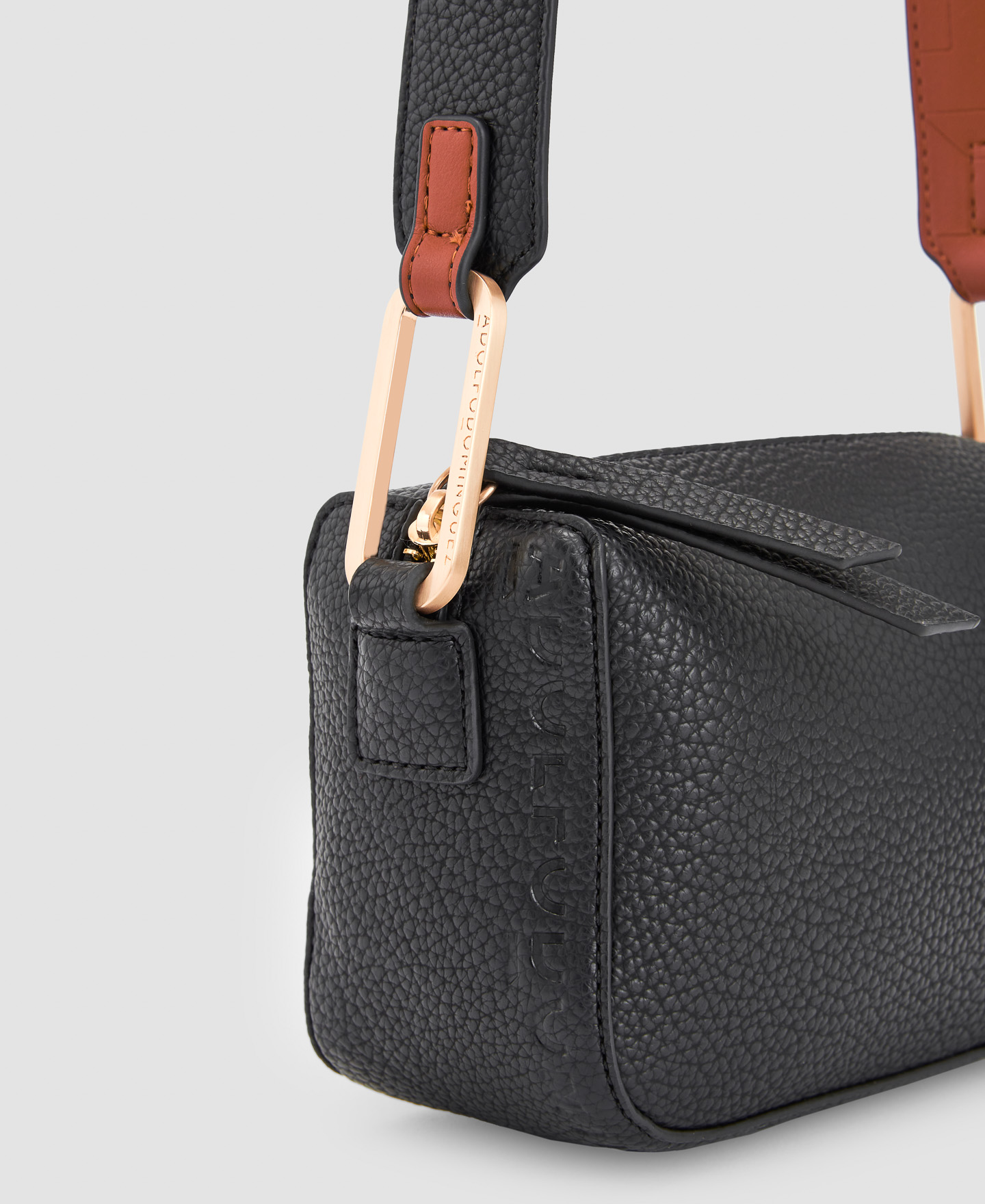 Recycled materials shoulder bag image number 3