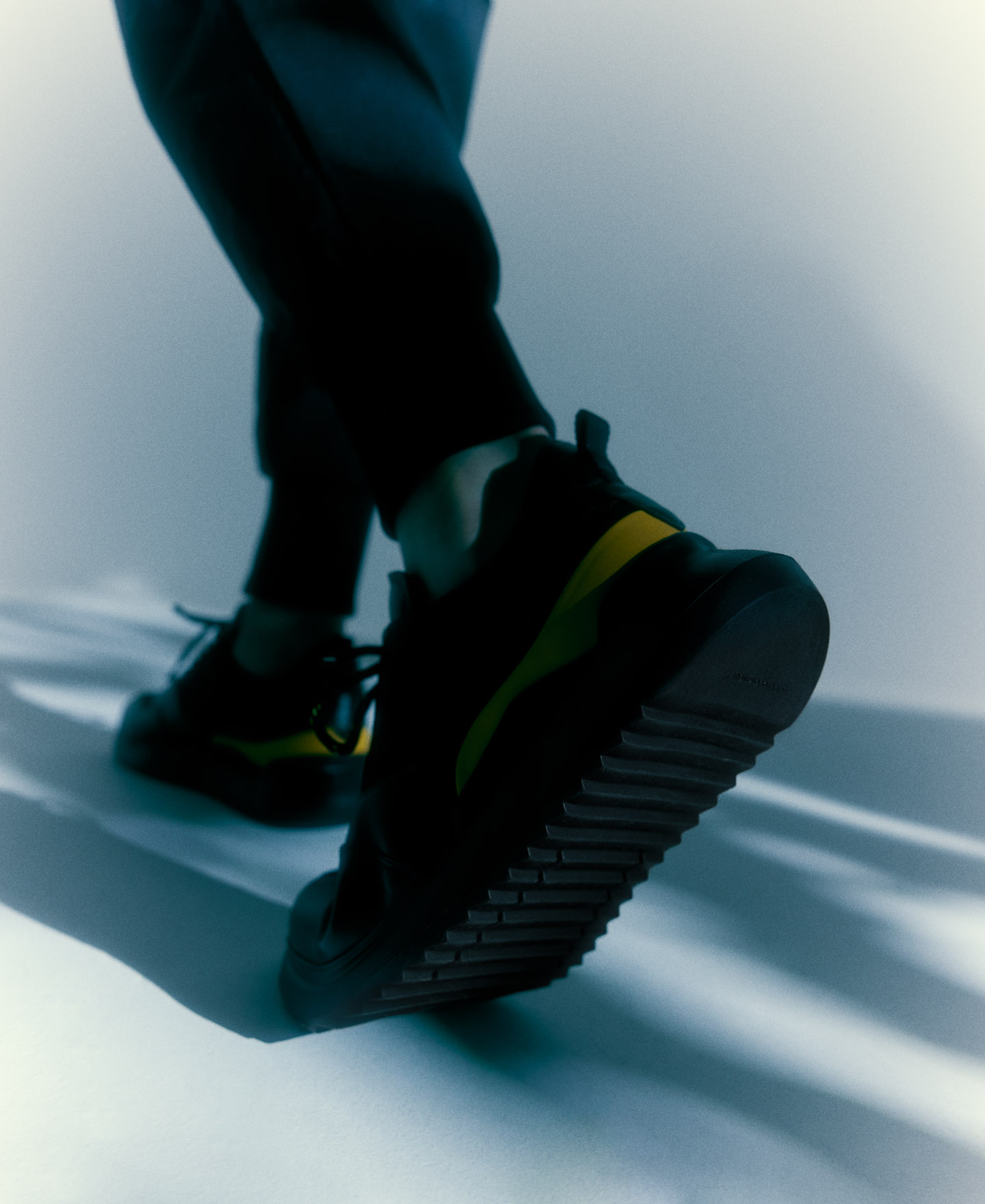 Black mesh trainer for men image number 0