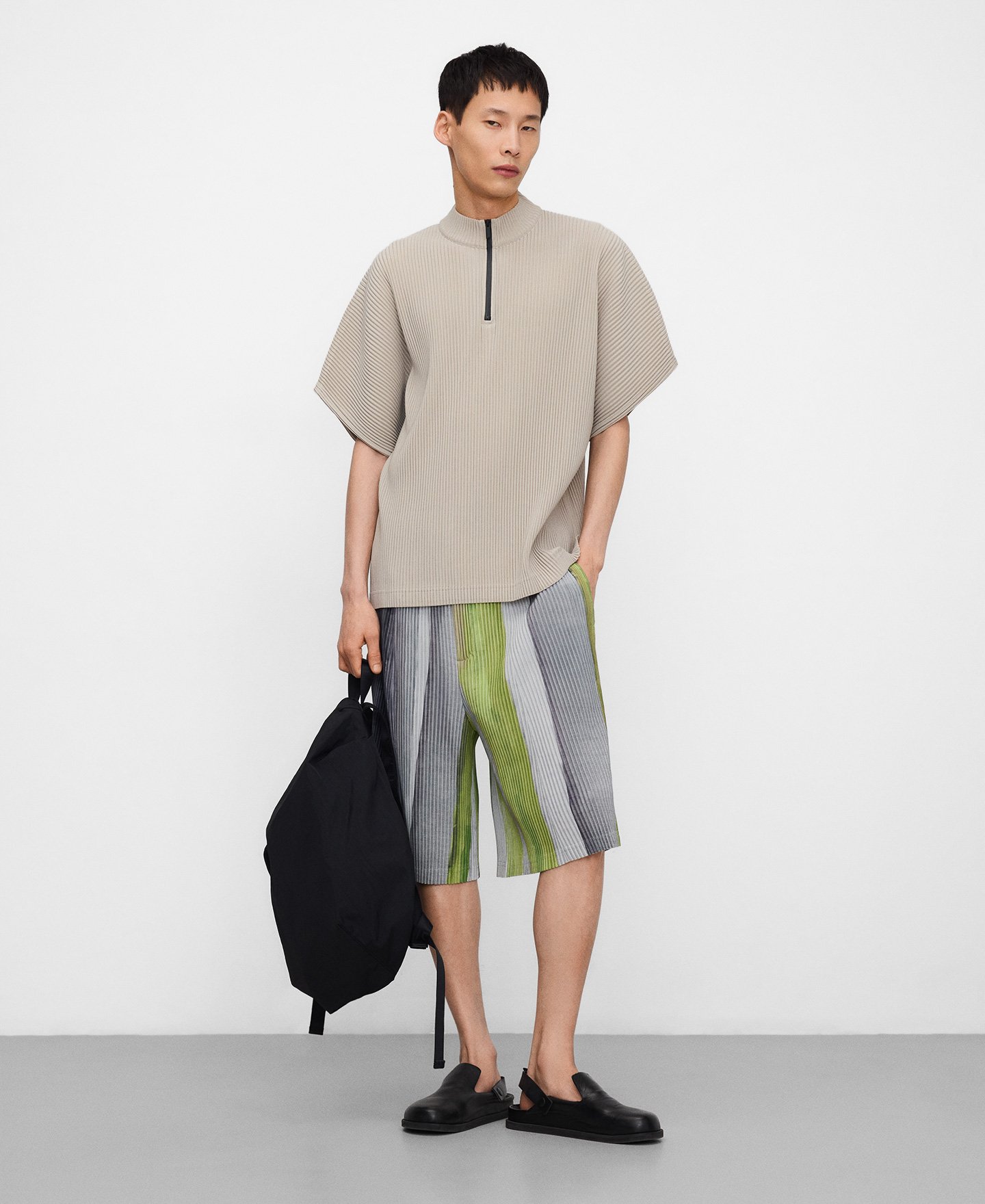 Wide crinkle striped bermuda shorts image number 1