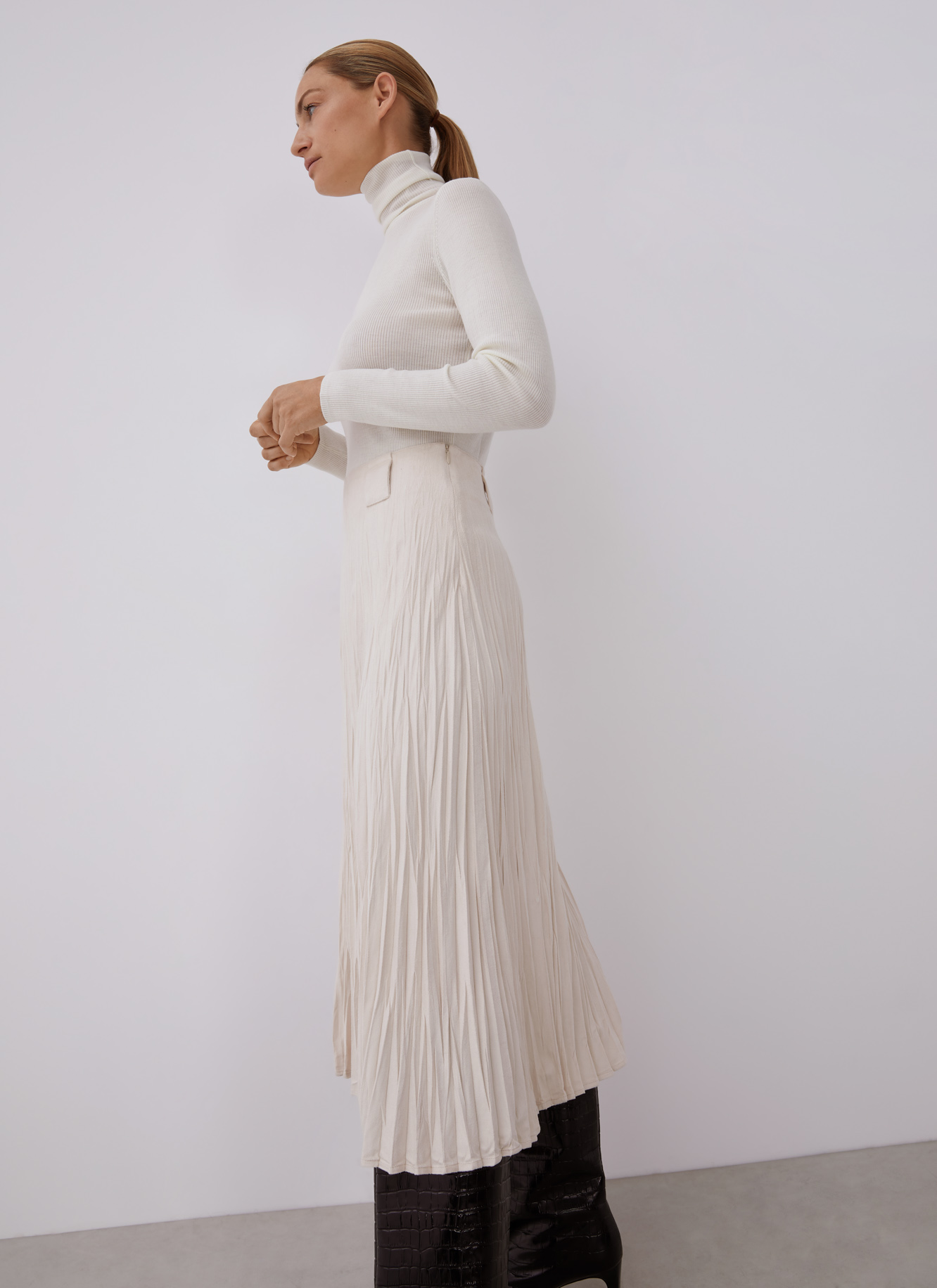 Wrinkled suedette midi skirt image number 3