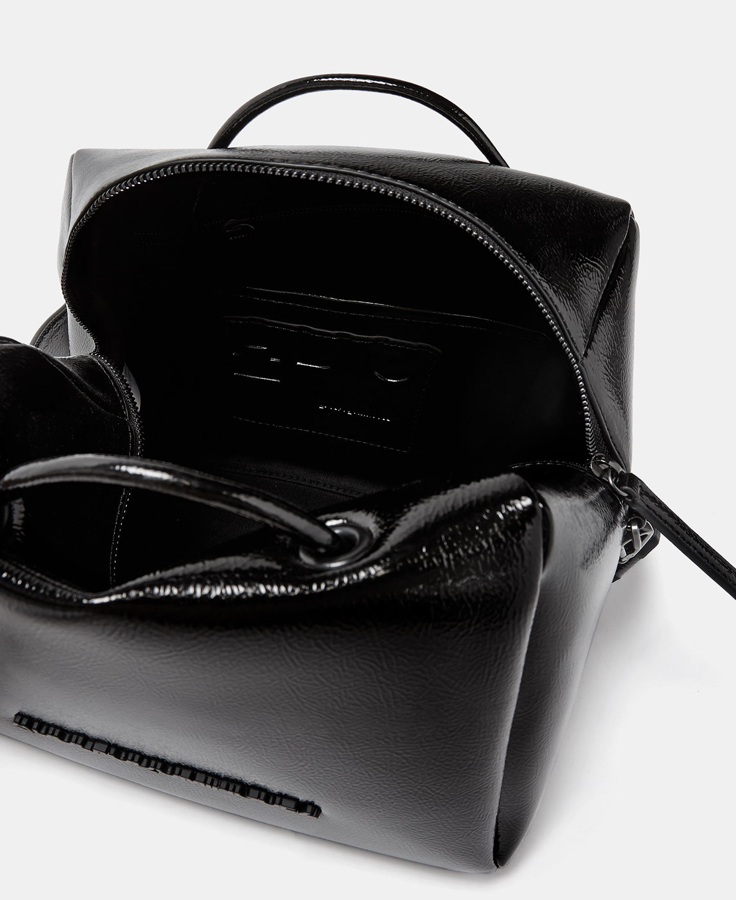 City bag en textura de charol image number 2