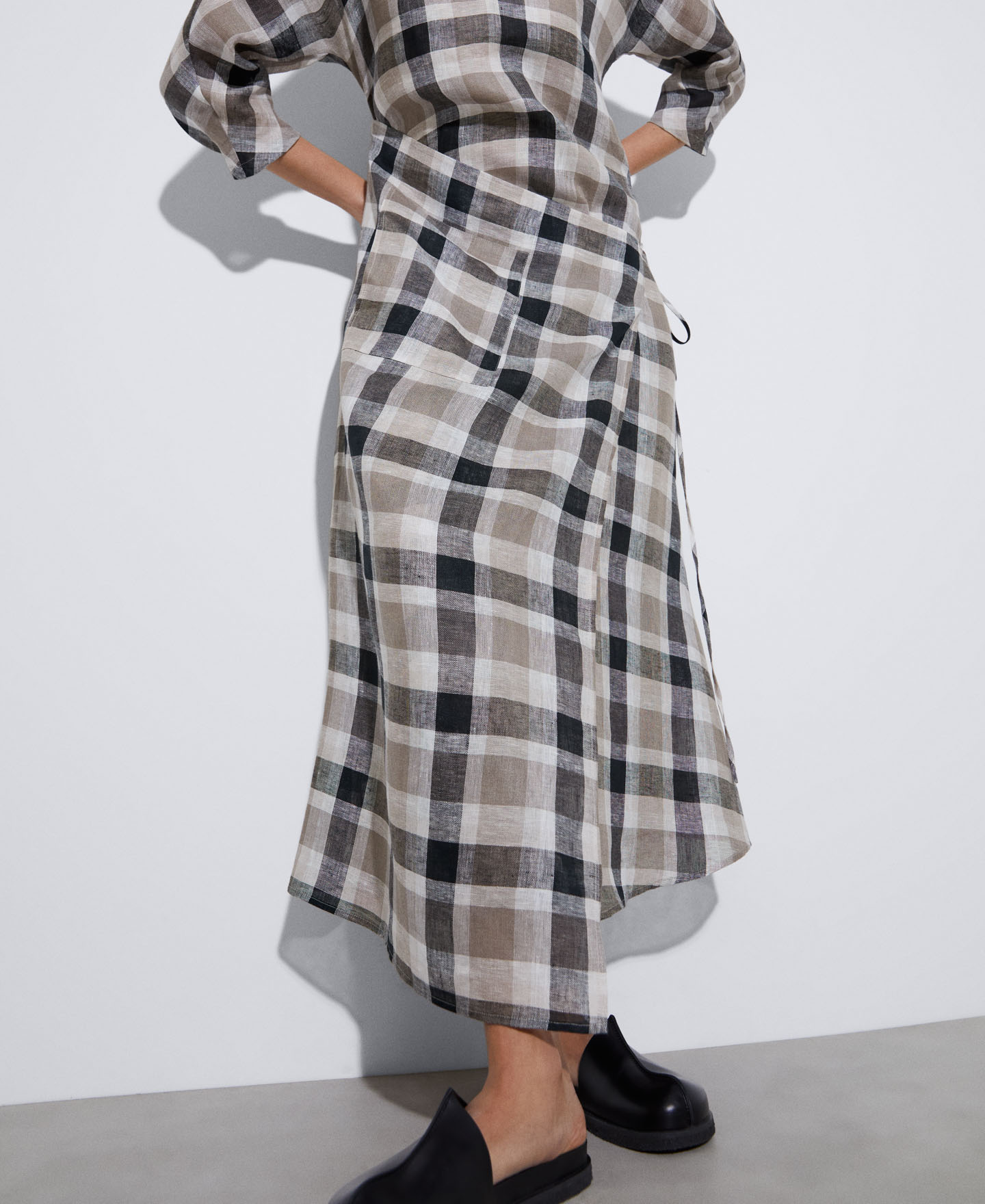 Traditional morriña dress in linen image number 3