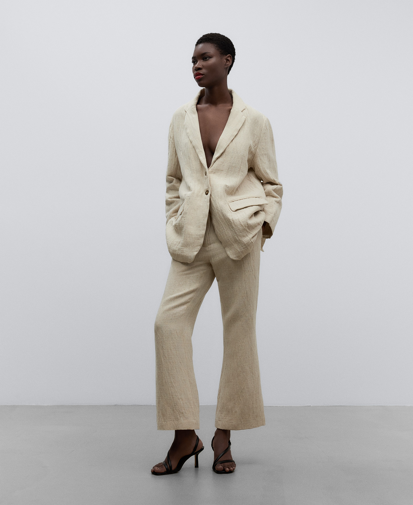 Tailored beige blazer woman image number 1