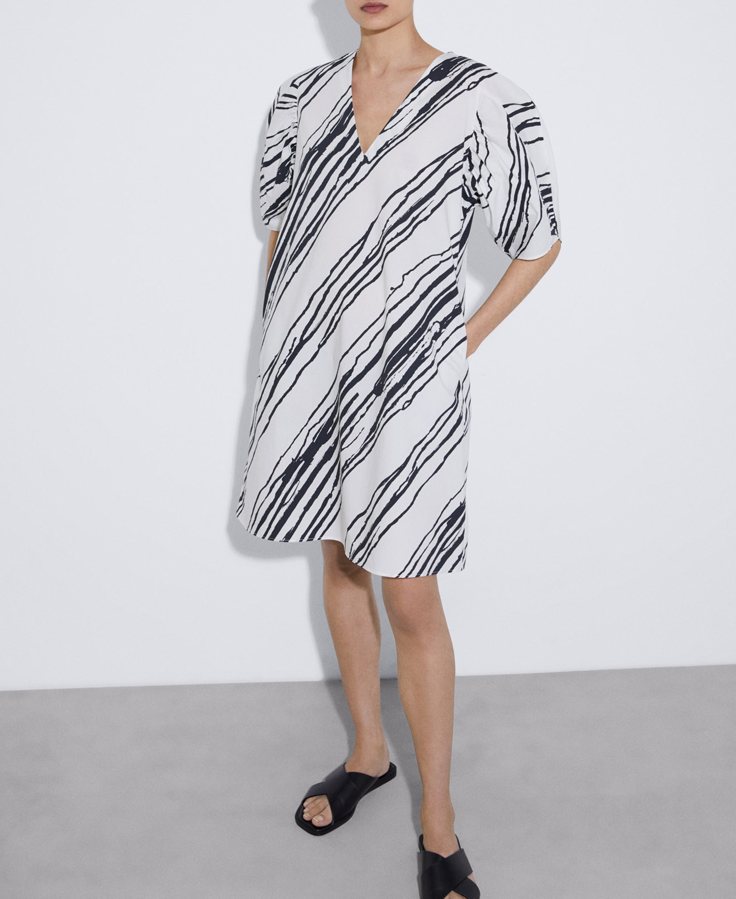 Printed dress with puffed sleeves image number 0