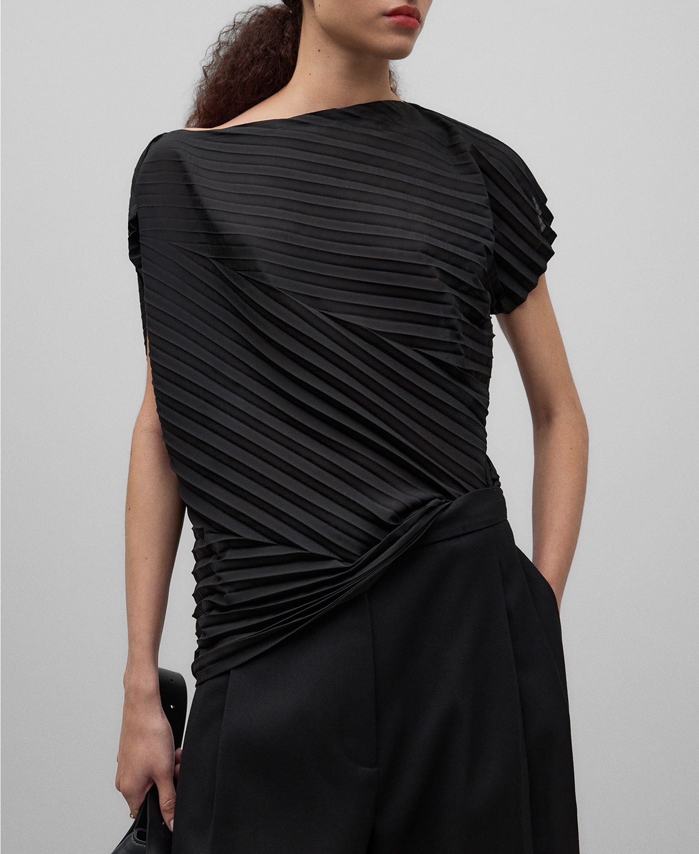 Top asim&eacute;trico crinkle negro mujer image number 0