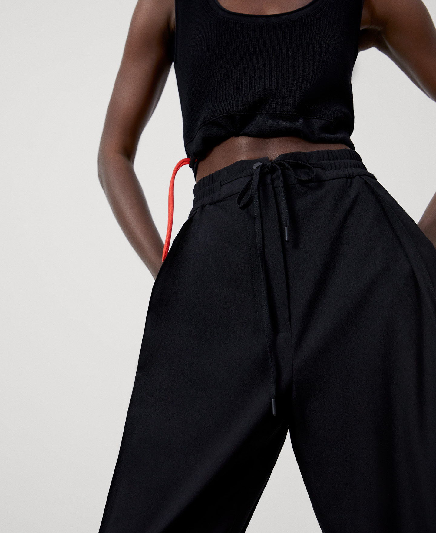 Pantalón jogger en poliéster reciclado image number 3