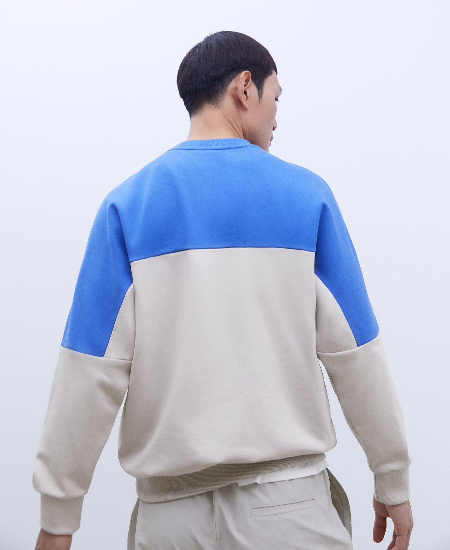 ツートンカラーのコットンオーバーサイズスウェットシャツ image number 2