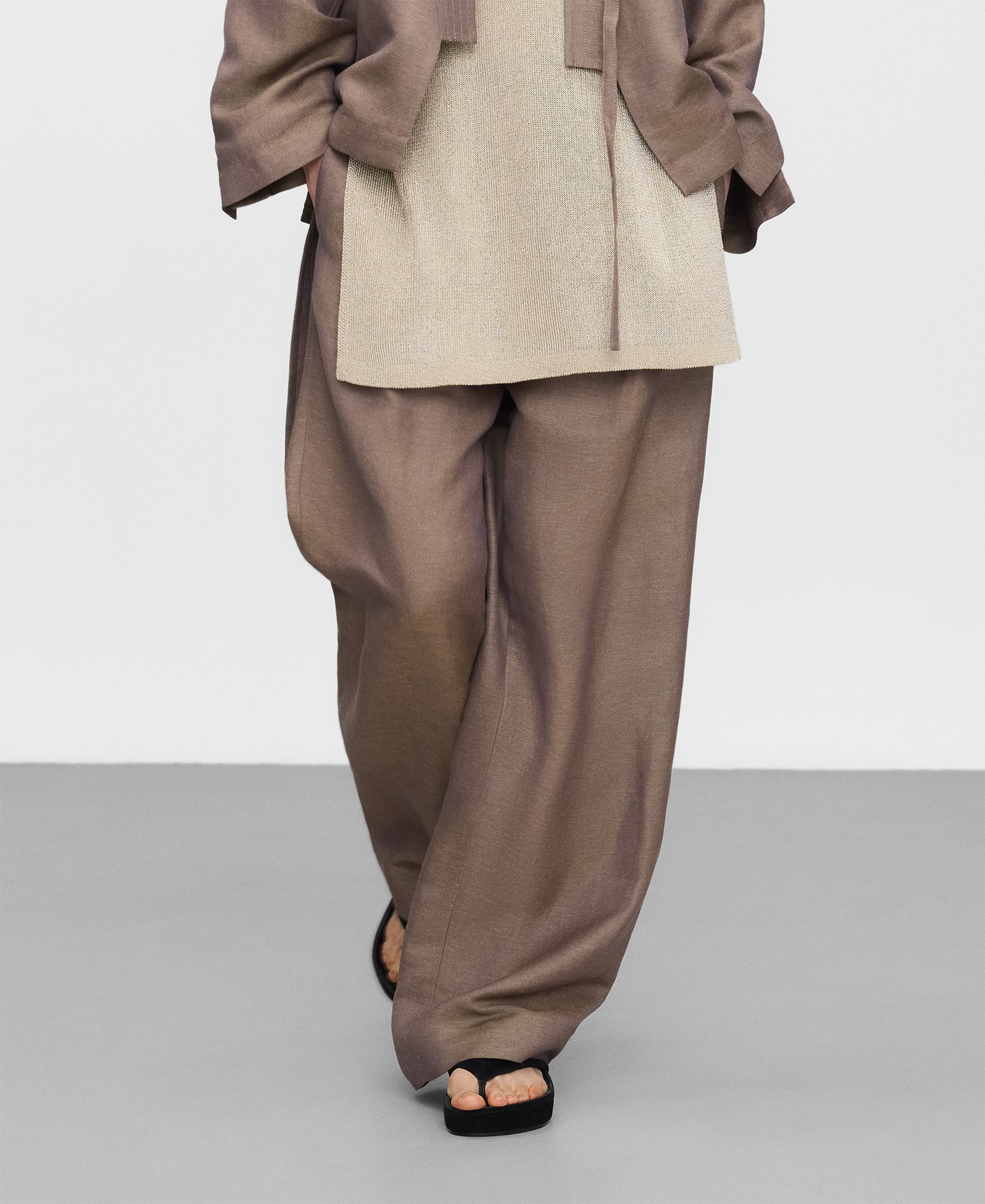 Pantal&oacute;n recto pliegues image number 3