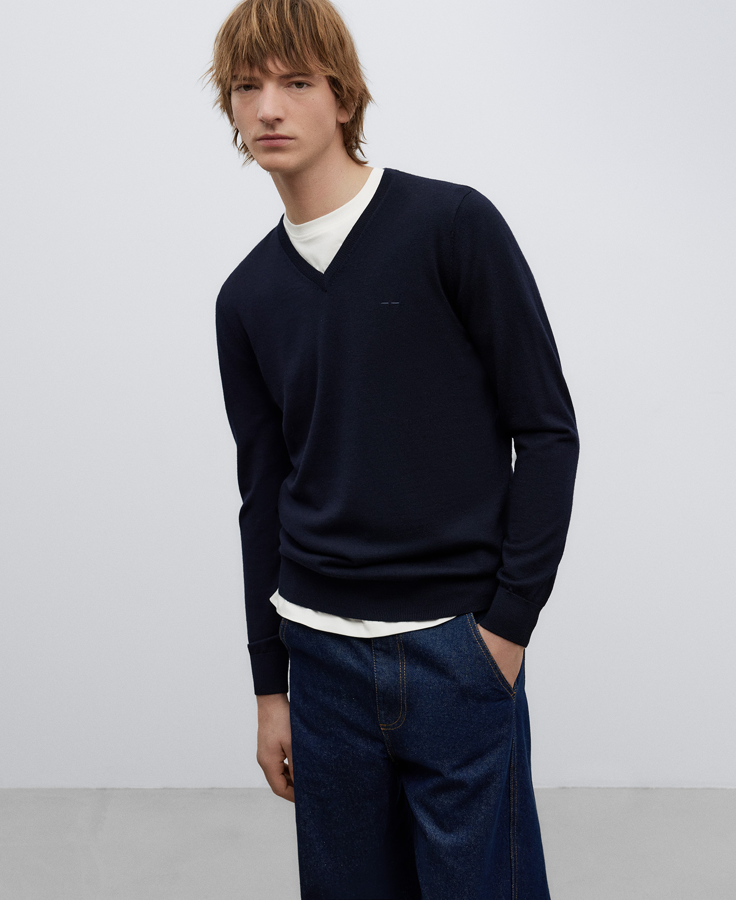 Jersey lana merino cuello pico hombre image number 0