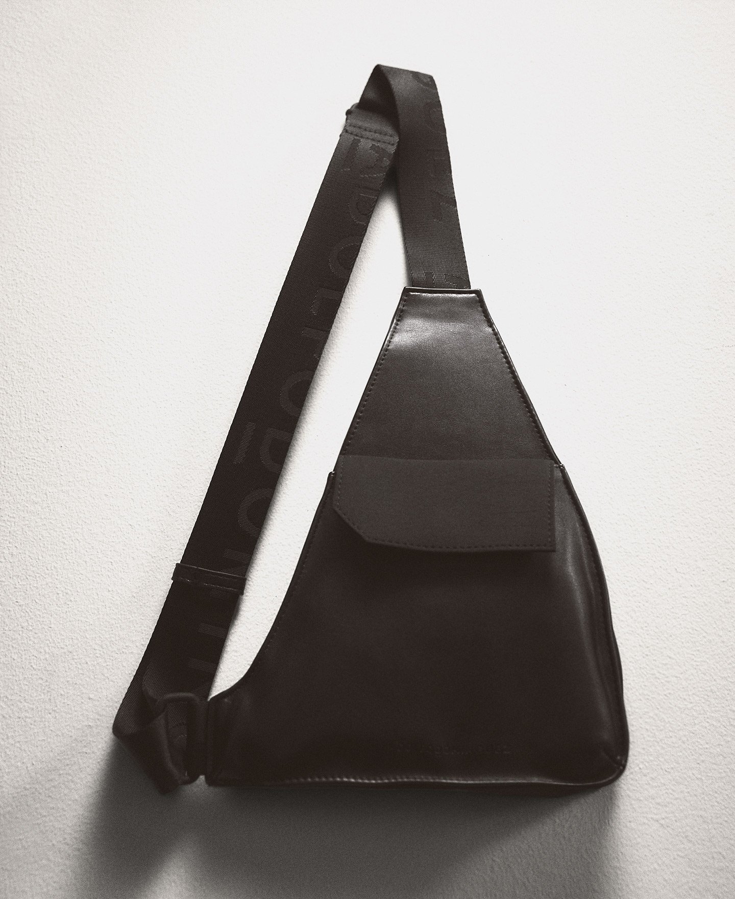 Leather-Non-Leather black crossbody man image number 4