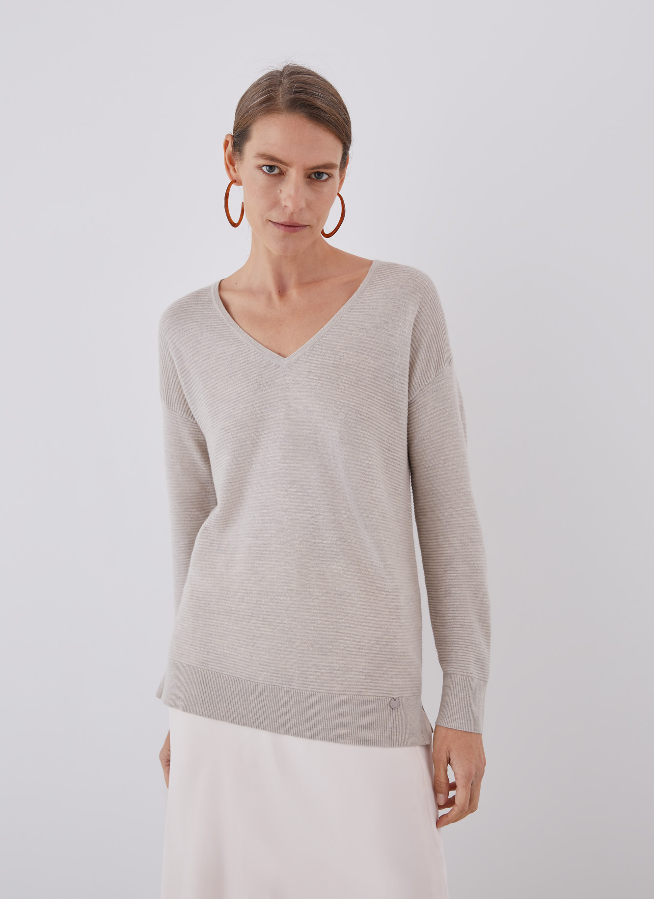Jersey escote pico en lana merino image number 0