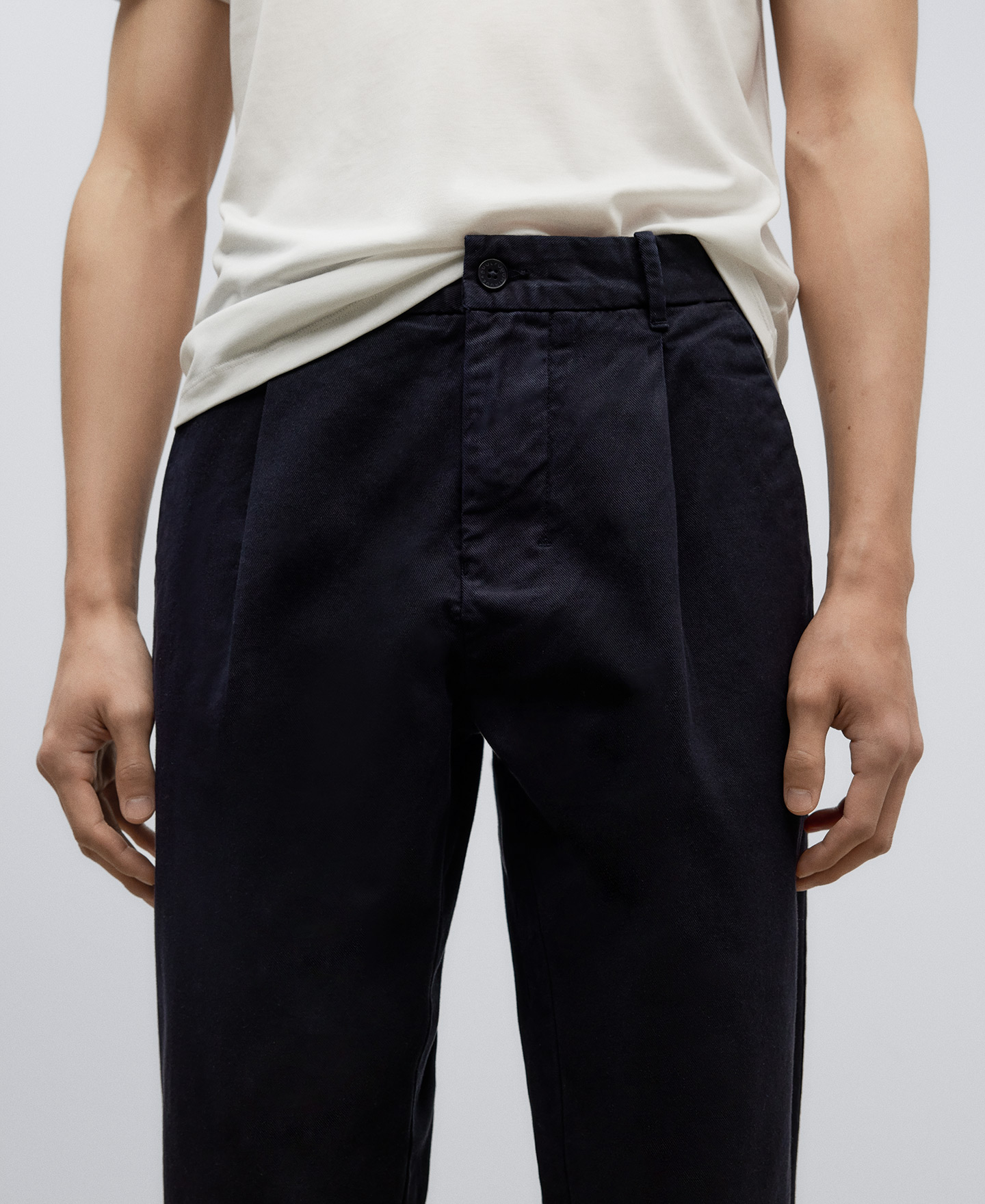 Pantalon chino ample avec des pinces image number 3
