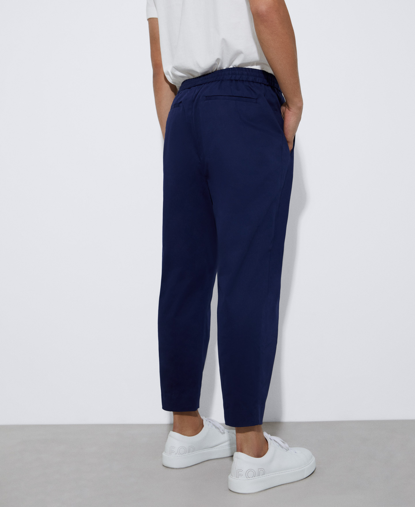 Carrot silhouette cotton trousers image number 2