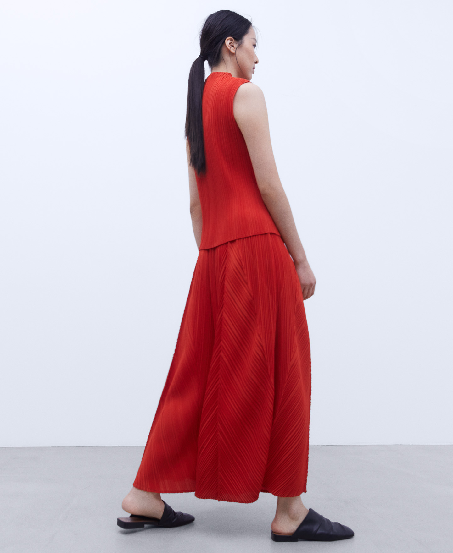 Crinkle loose trousers image number 3
