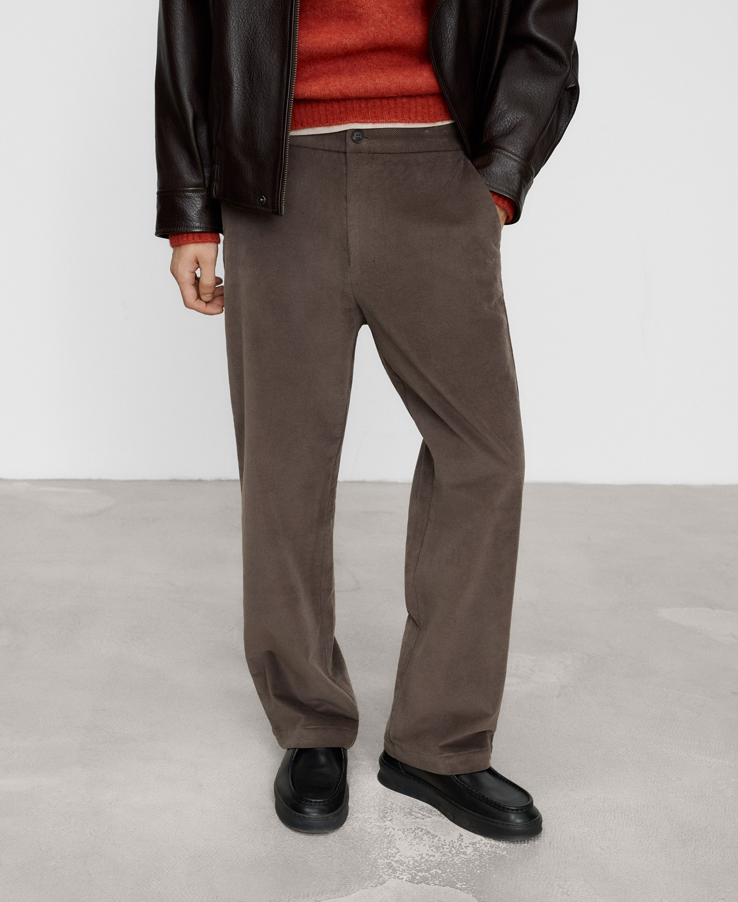 Pantal&oacute;n chino regular fit micro pana image number 0
