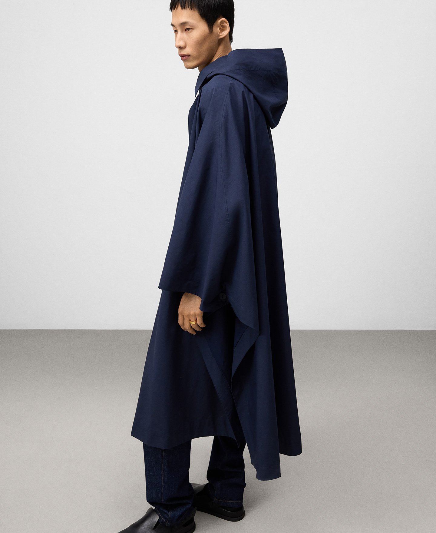 Capa oversize bordada con capucha hombre image number 4