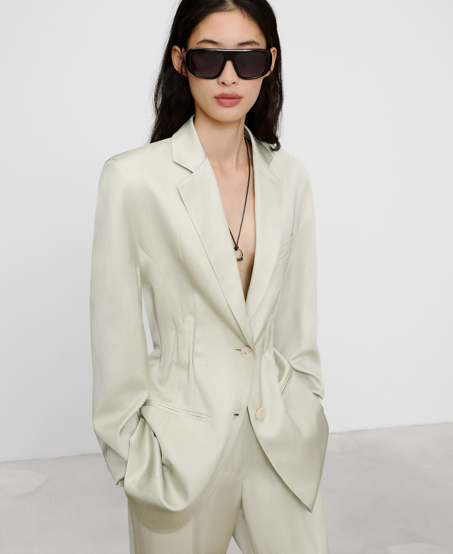 Tailored blazer with fitted waist image number 0