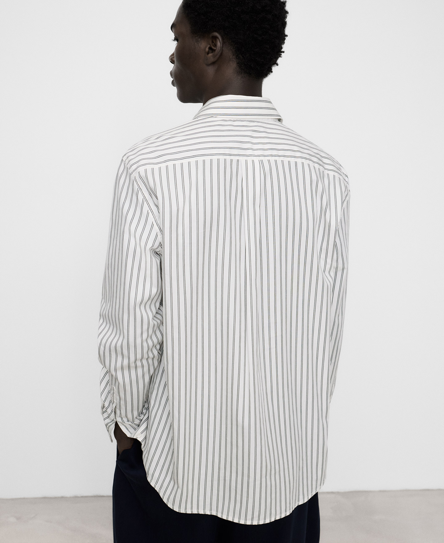 Camisa regular fit cuello italiano rayas image number 2
