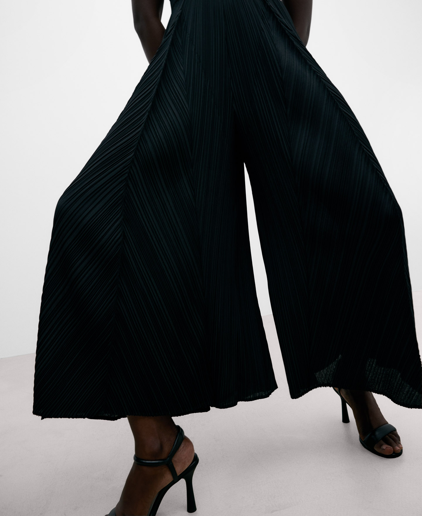 Mono pespuntes en crinkle negro mujer image number 5