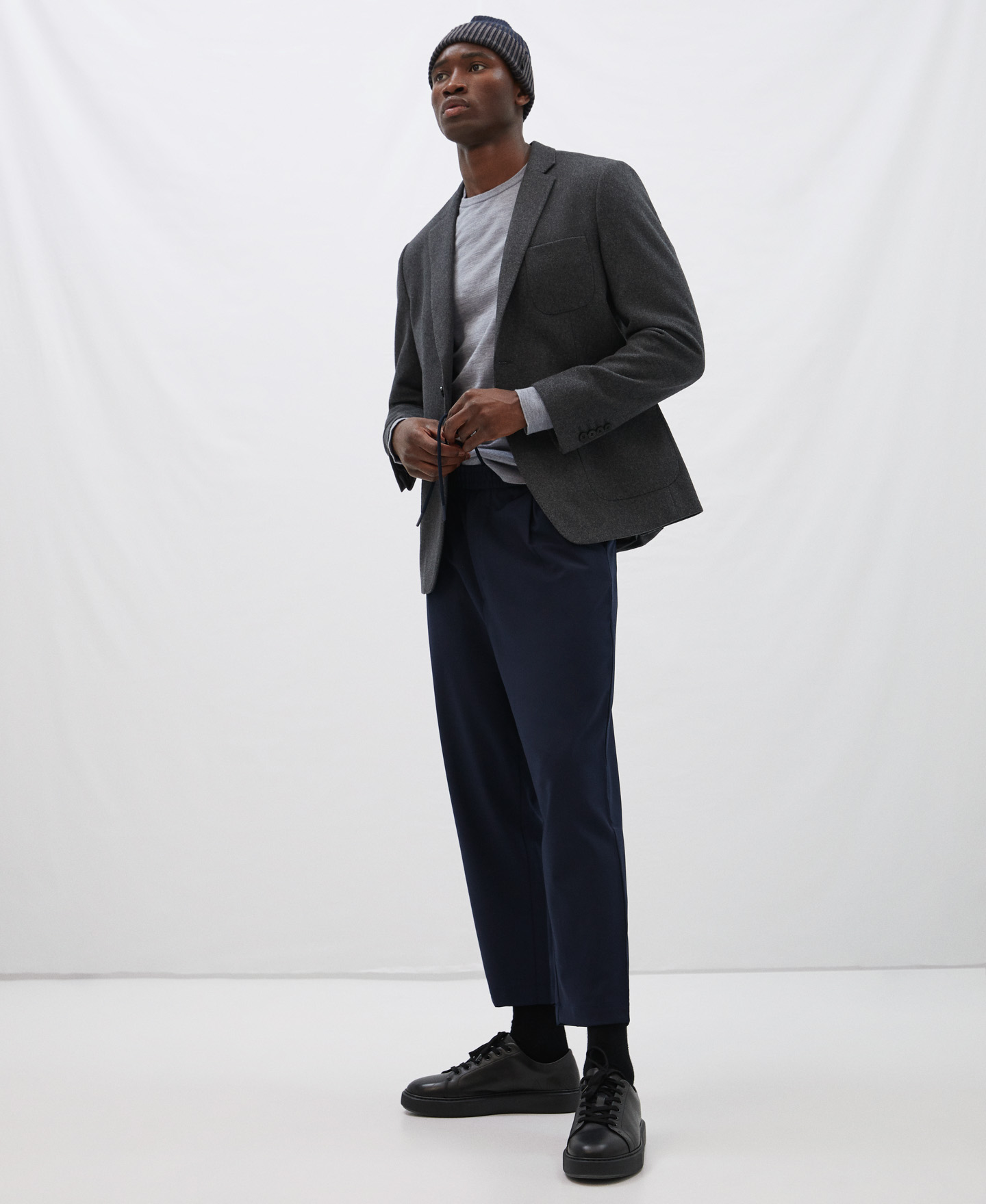 Carrot silhouette pleated trousers image number 1