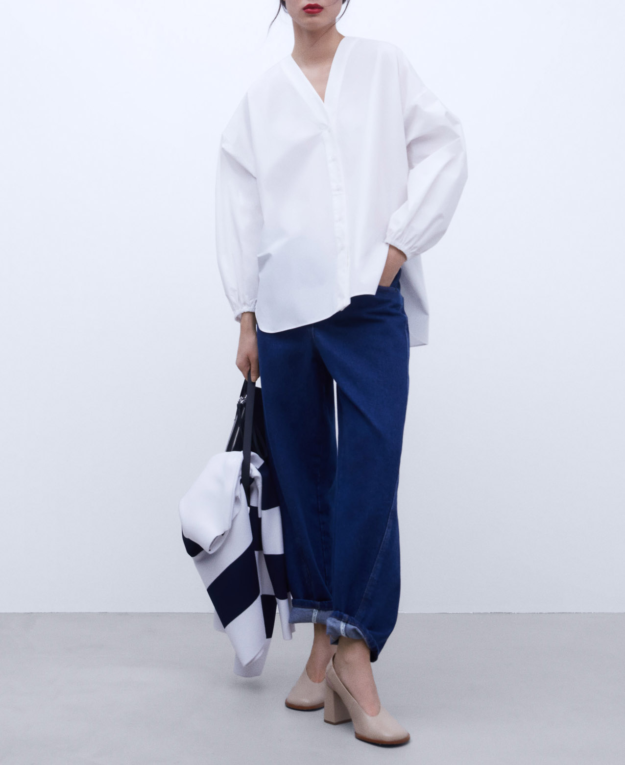 V-neckline cotton shirt image number 1