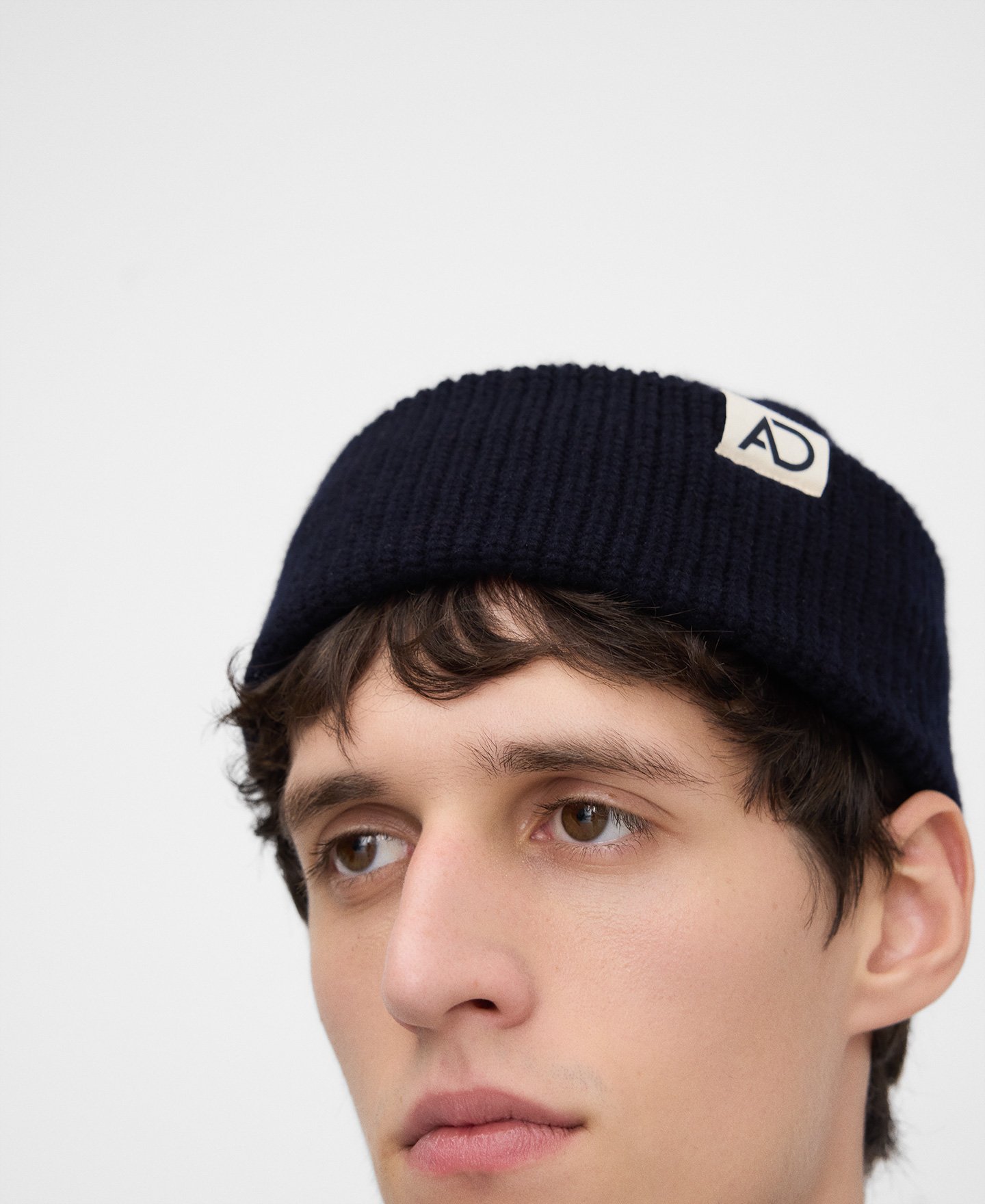 Chunky wool knit beanie hat man image number 4