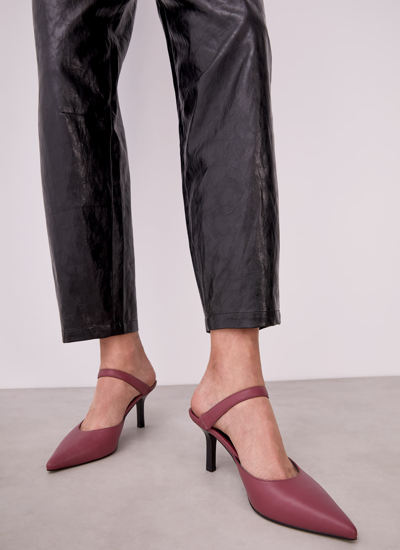 Heel shoes with vamp strap image number 4