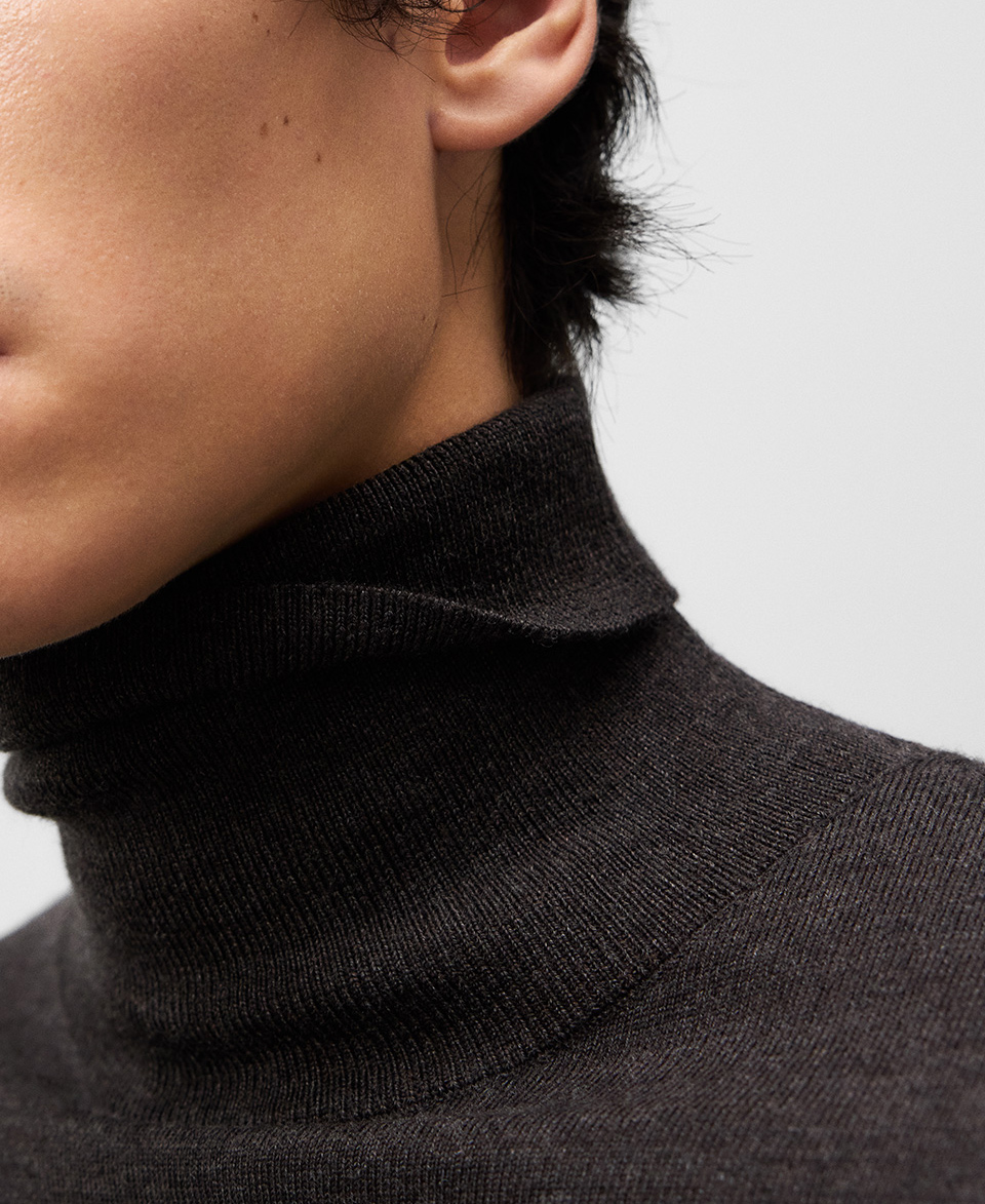 Merino wool turtleneck sweater image number 3