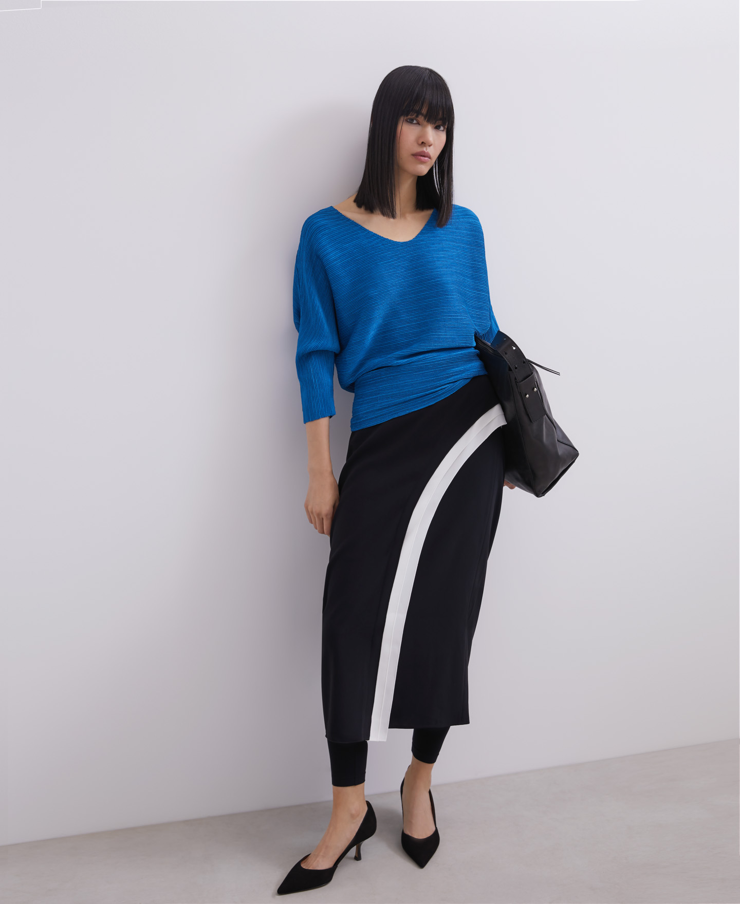 Crinkle top with v-neckline image number 0