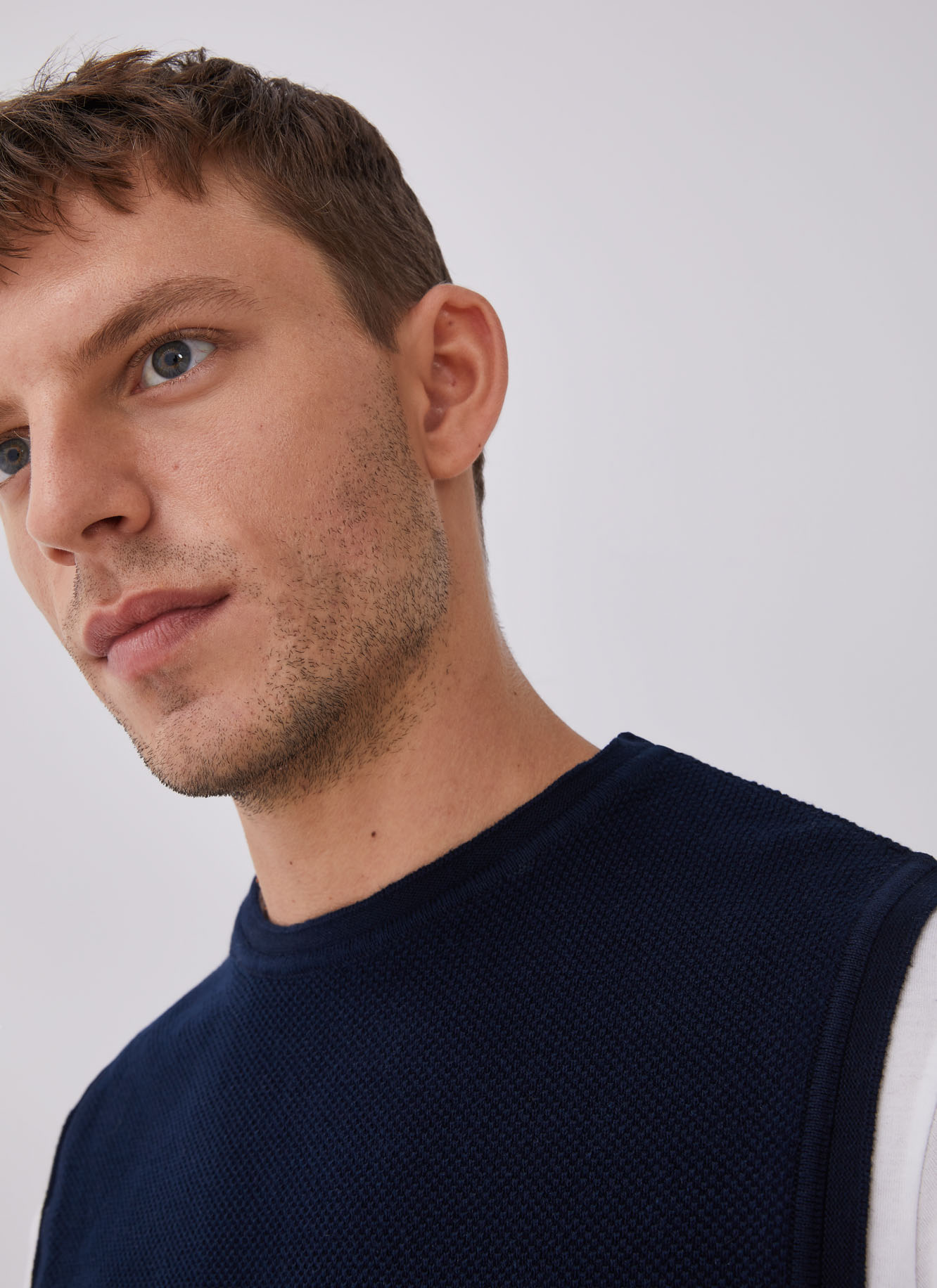 Textured cotton knitted waistcoat image number 2