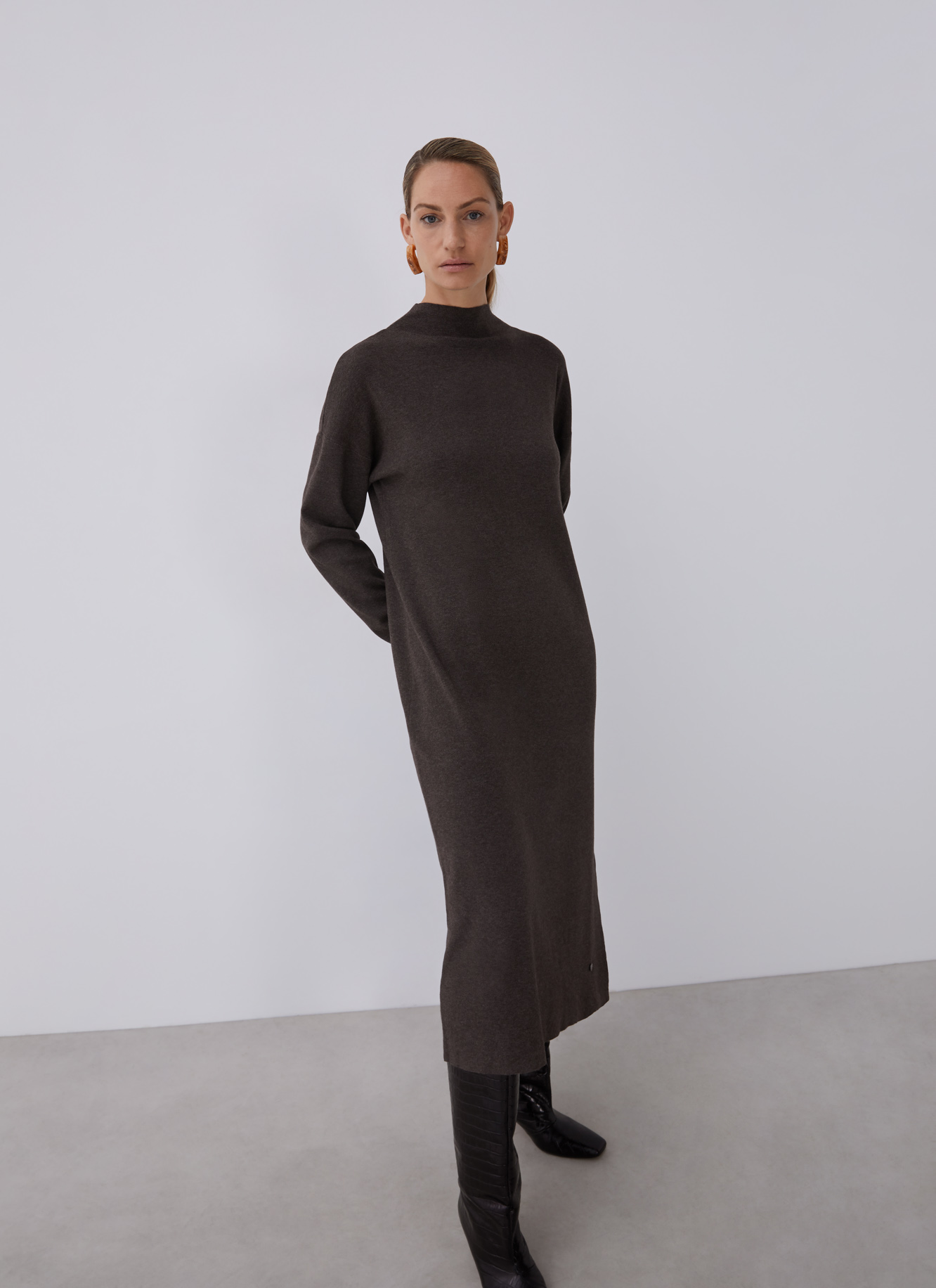 Wide dress in thick-stretch knit image number 0