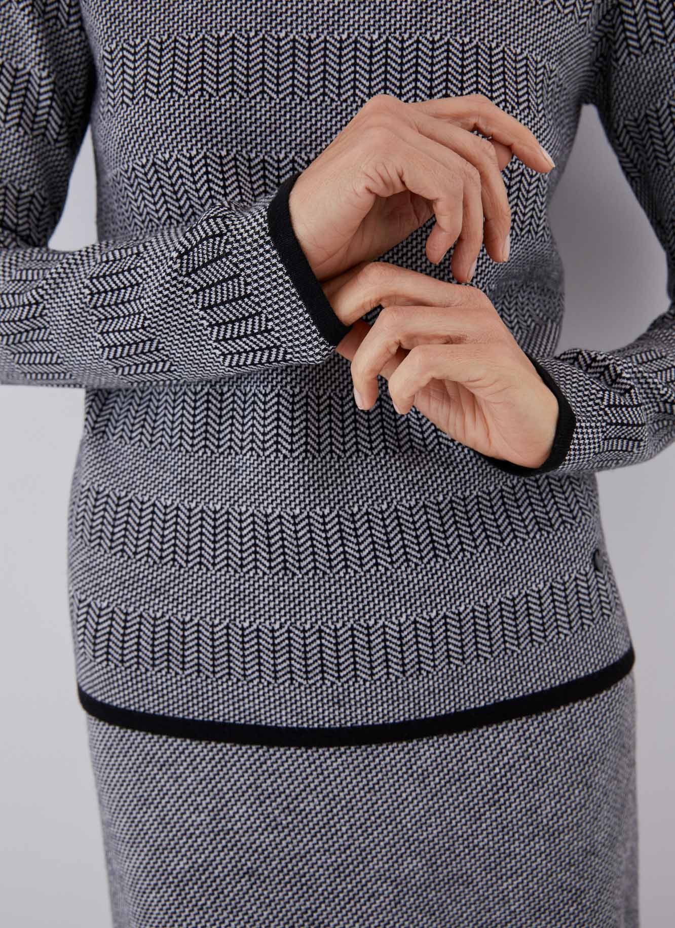 Bicolored jacquard herringbone sweater image number 2