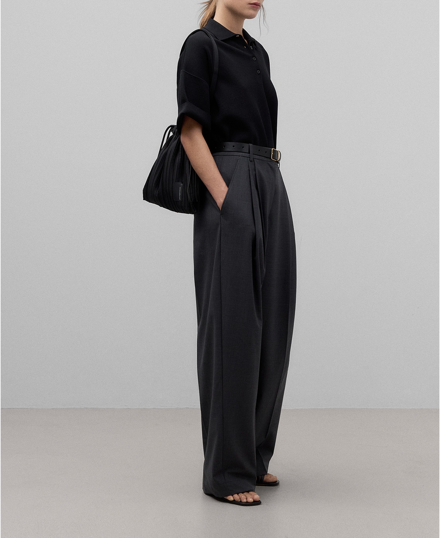Small crinkle crossbody woman image number 4