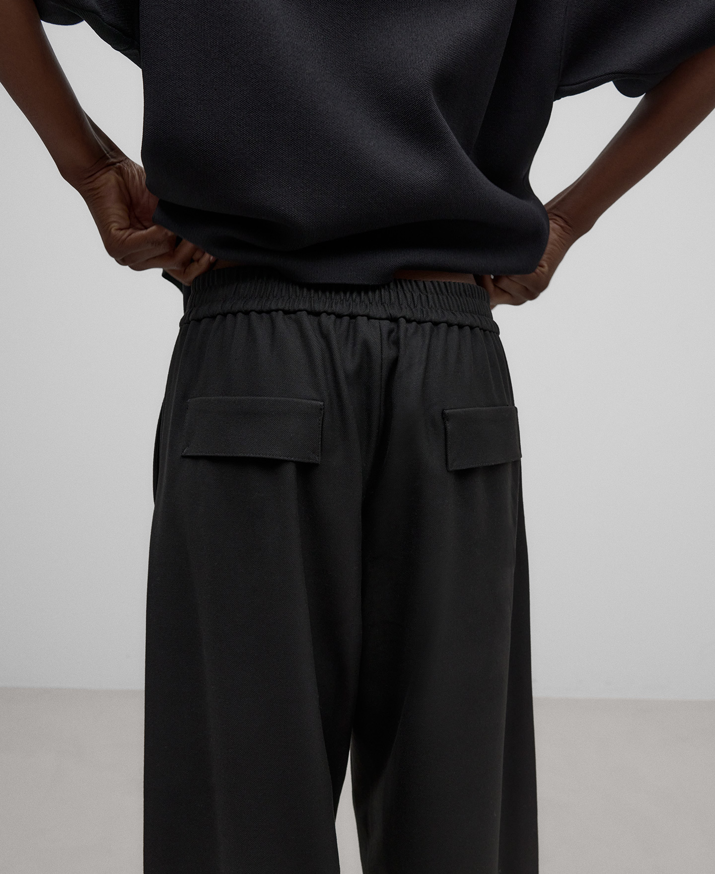 Front-pleat jogger trousers woman image number 3