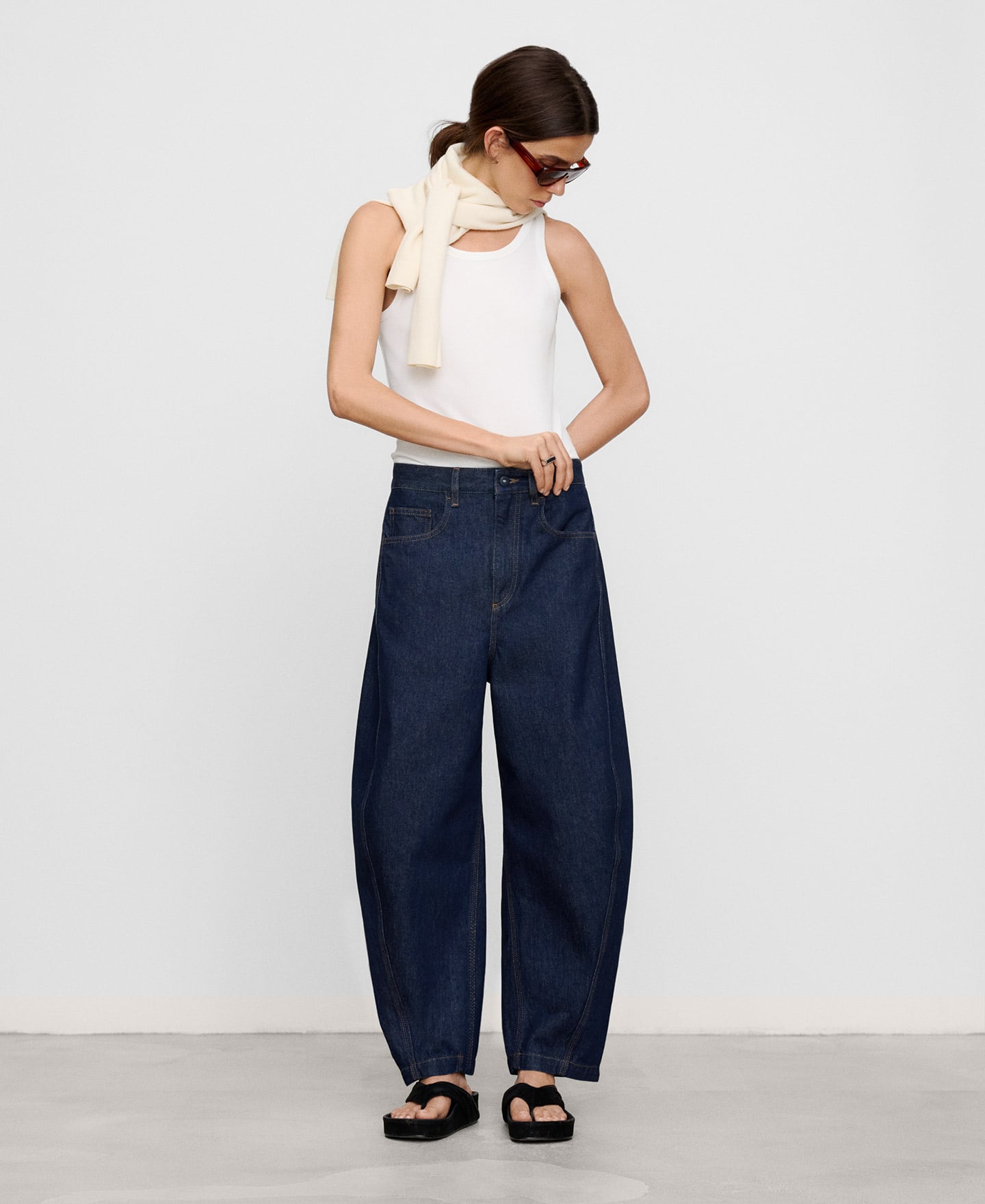 Pantal&oacute;n barrel fit denim algod&oacute;n image number 1
