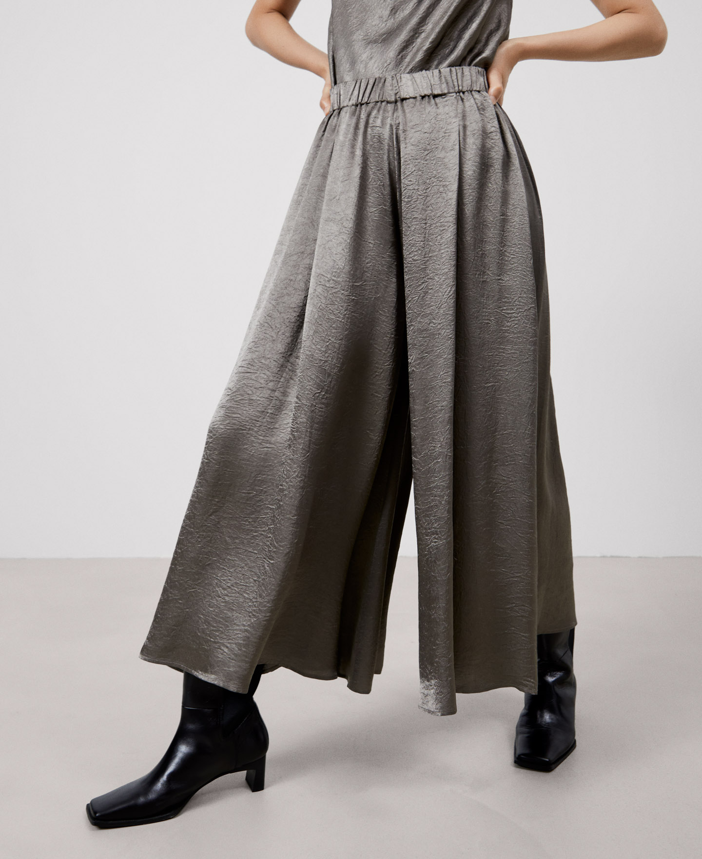 Loose pleated trousers image number 0
