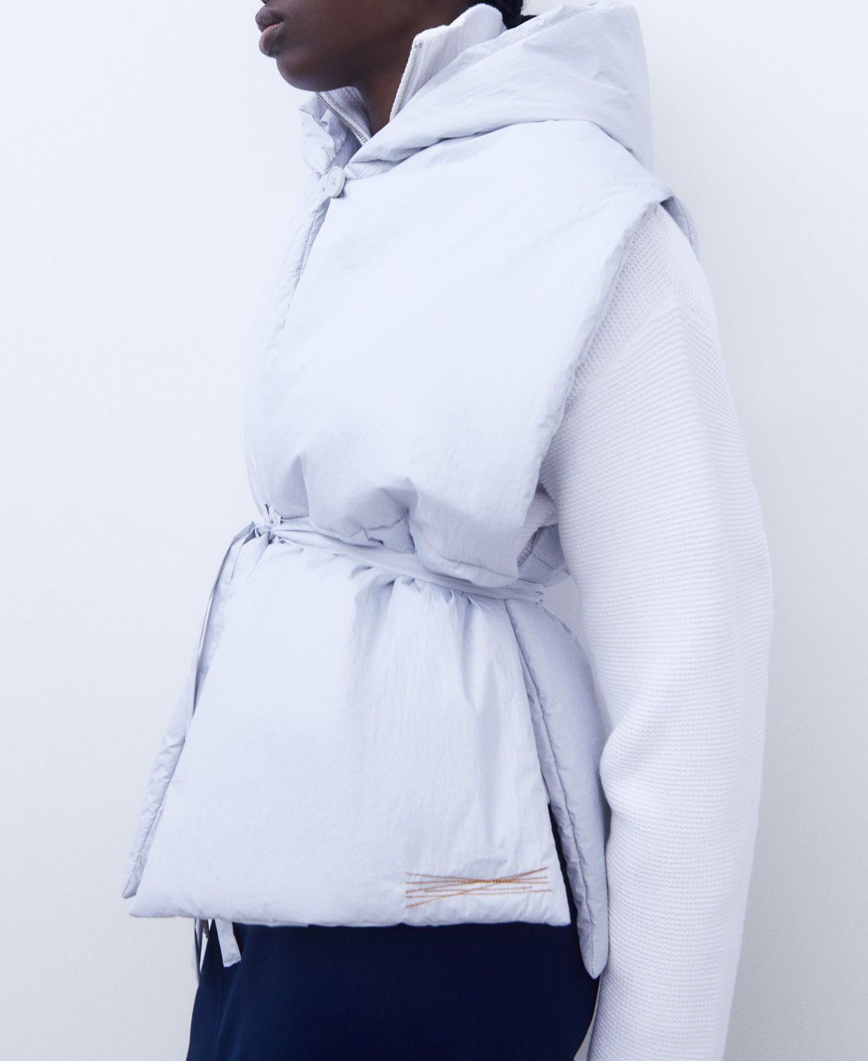 Veste sans manches à capuche en nylon image number 3