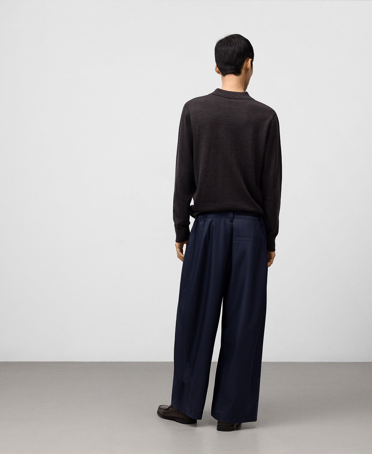 Navy blue barrel fit trousers man image number 2