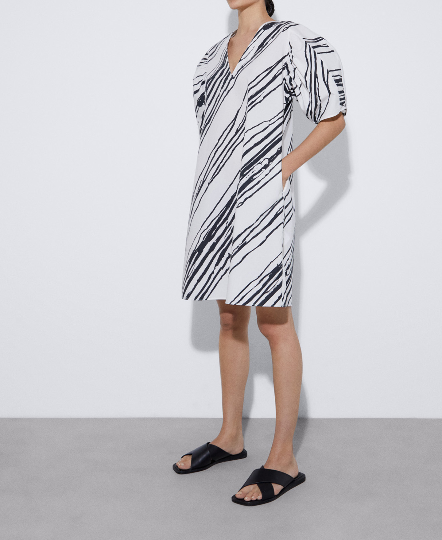 Printed dress with puffed sleeves image number 1