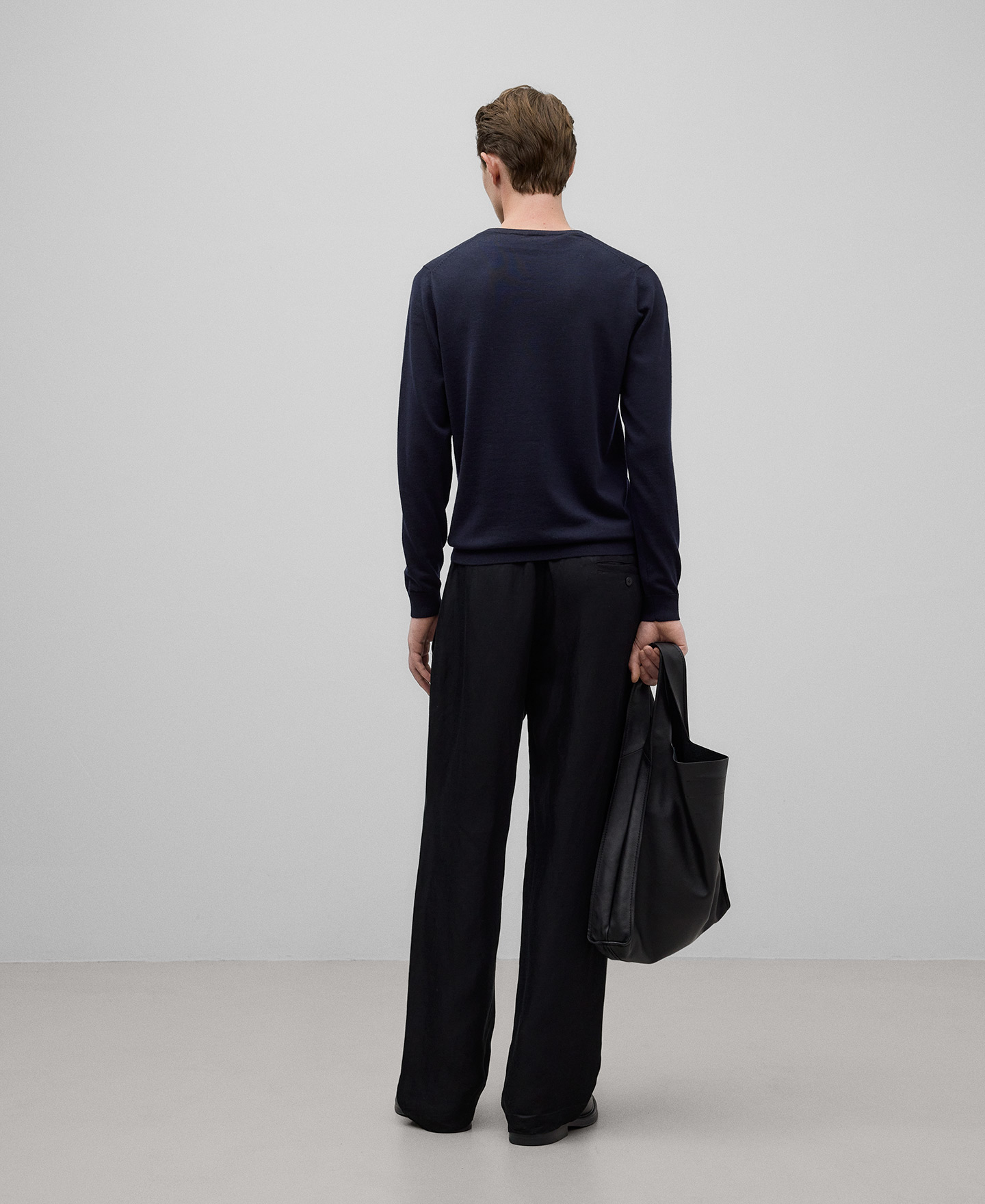 Jersey cuello pico lana merino hombre image number 2