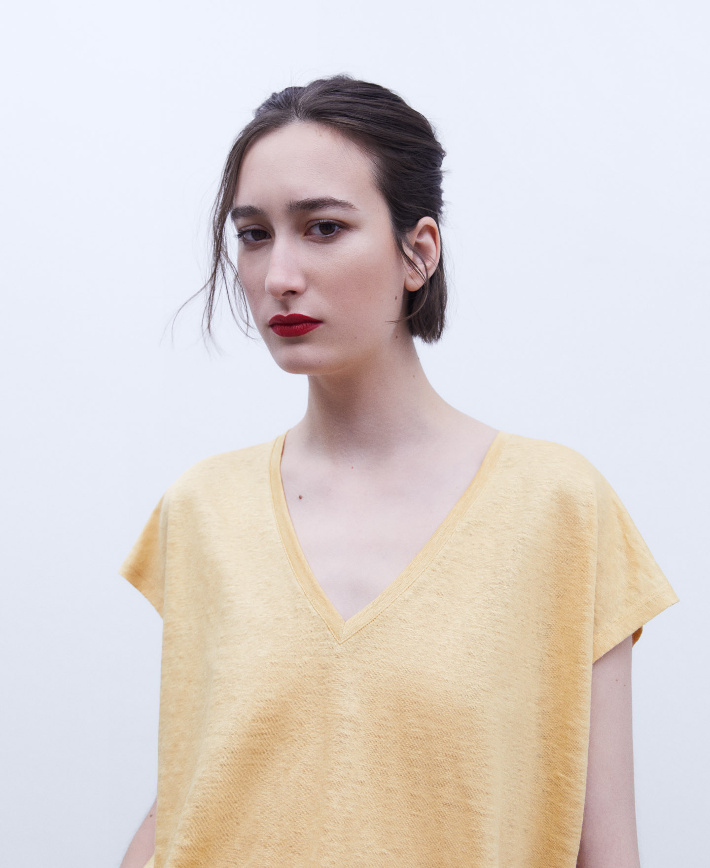 Camiseta en lino con cuello pico image number 3