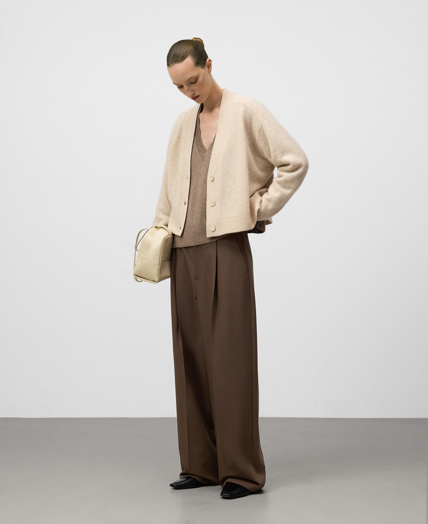 Jersey cashmere cuello pico mujer image number 4